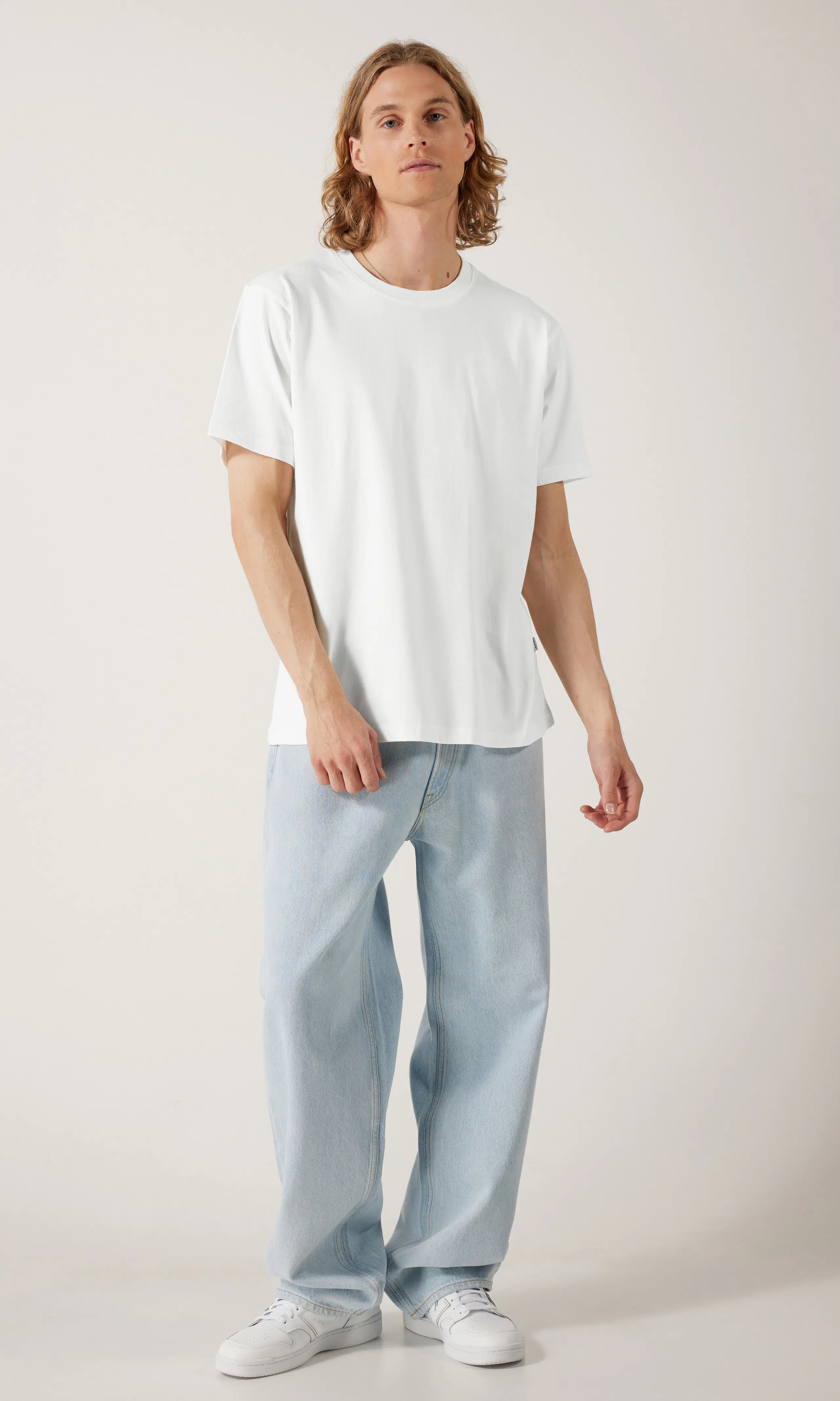 Logo Relaxed T-Paita. Front 1. Model.