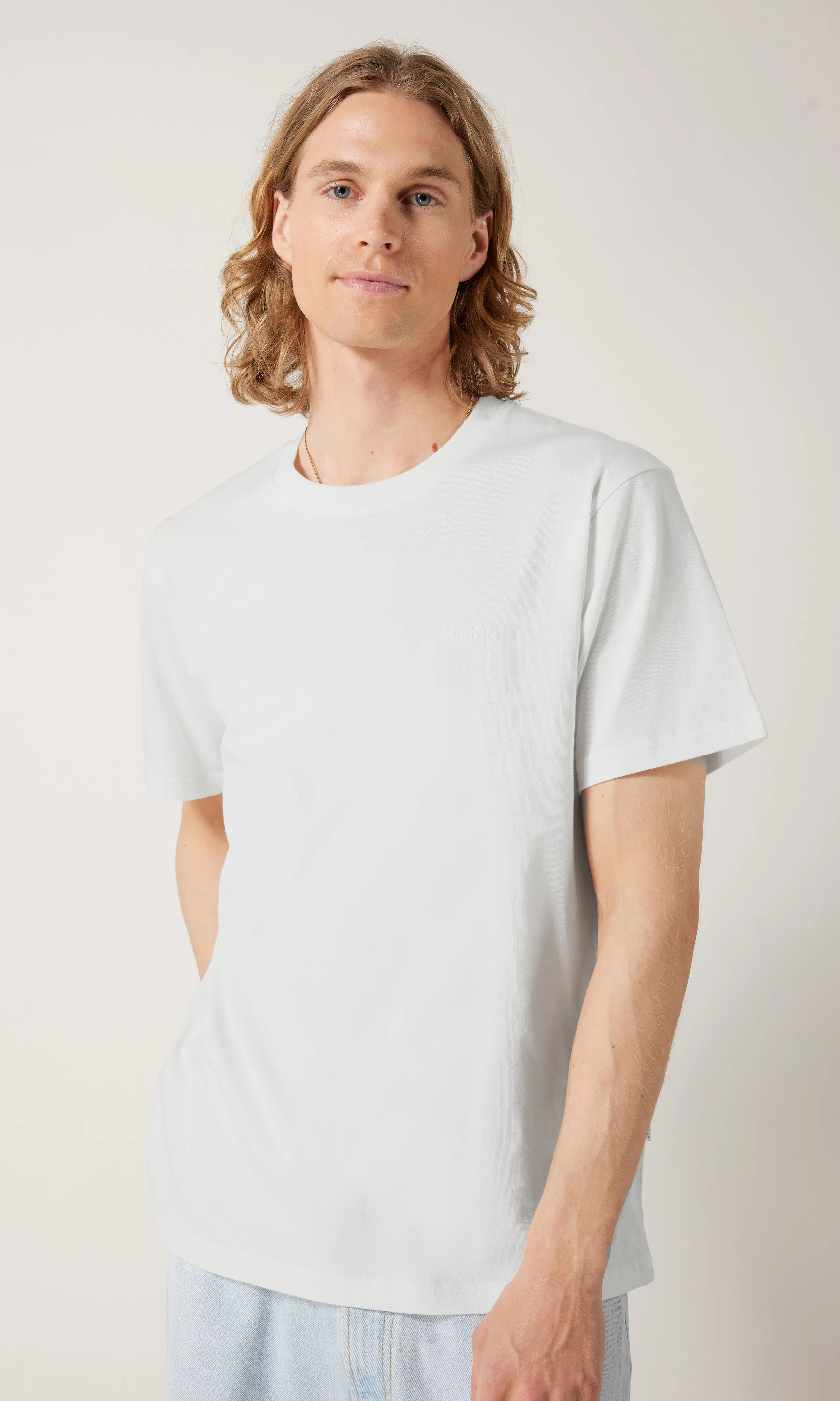 Logo Relaxed T-Paita. Front. Model.