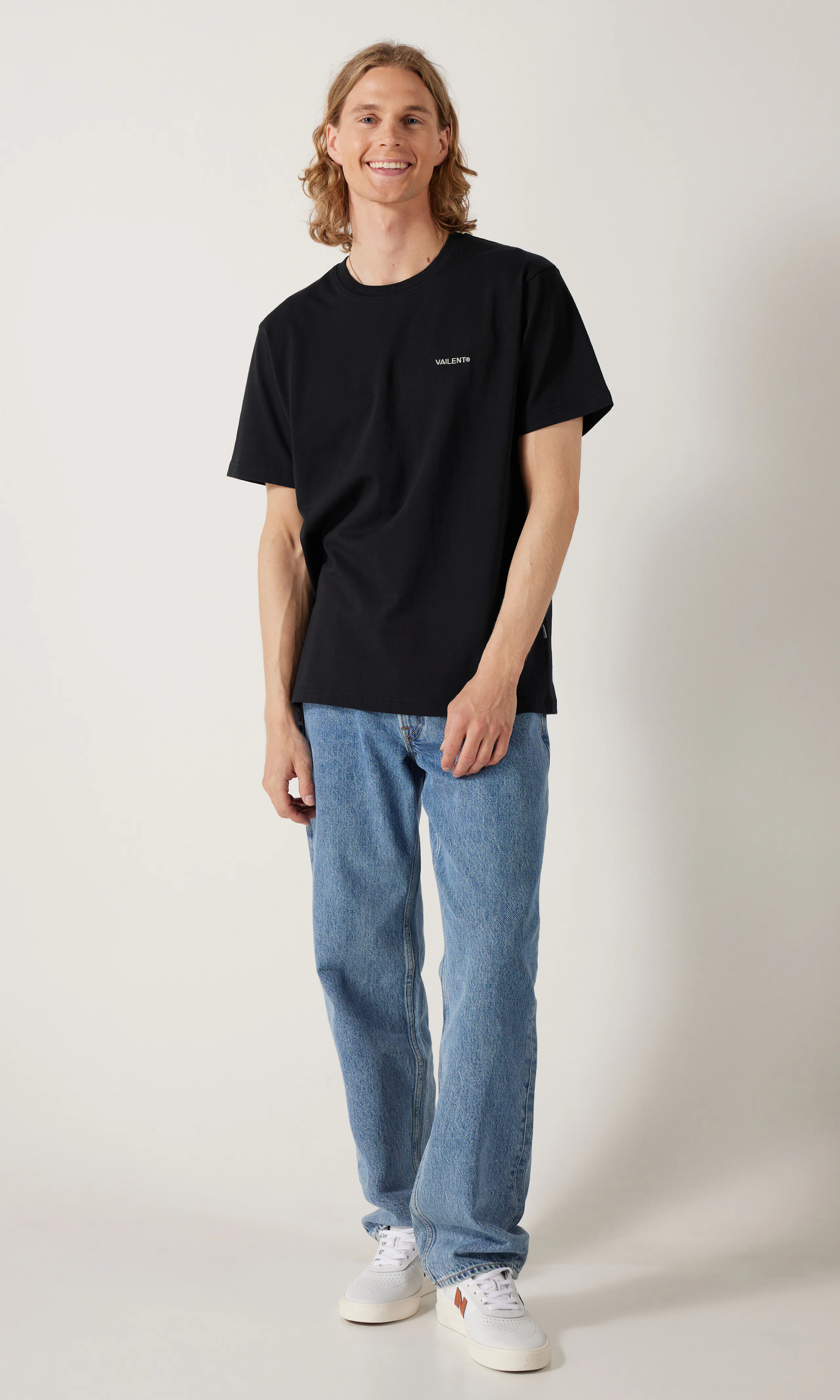 Logo Relaxed T-Paita. Front 1. Model.