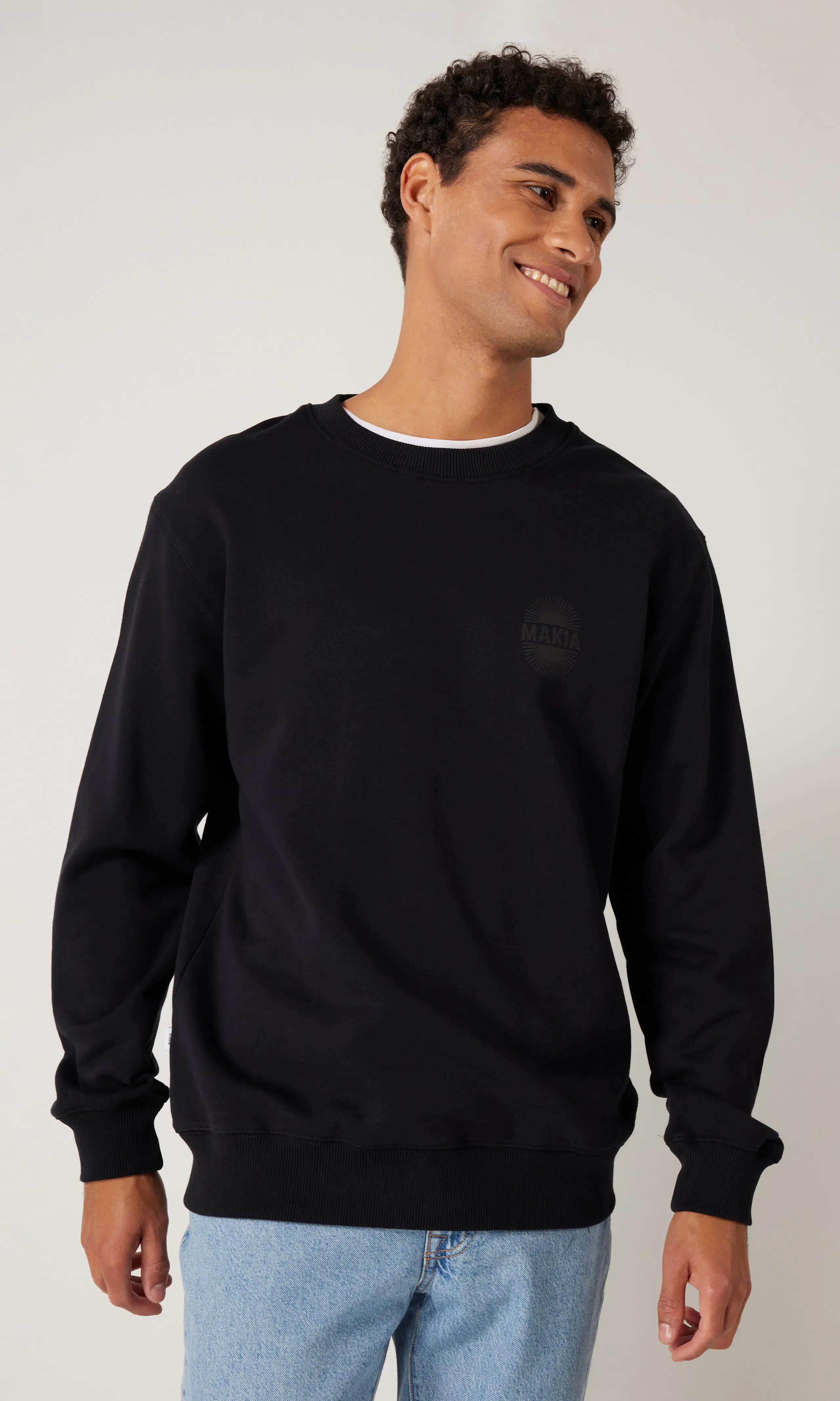 Kaamos Musta Collegepaita. Front. Model.