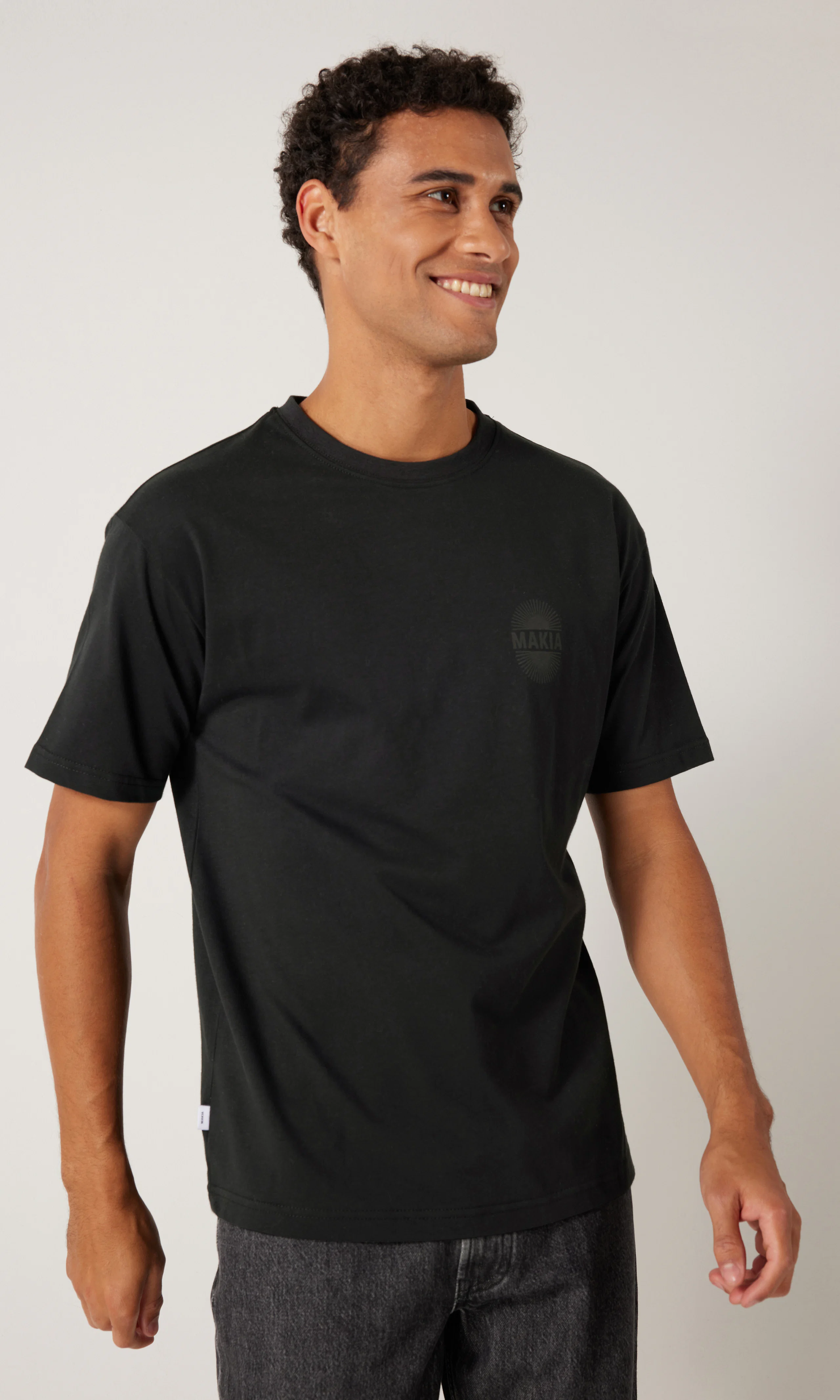 Kaamos Musta T-Paita. Front. Model.
