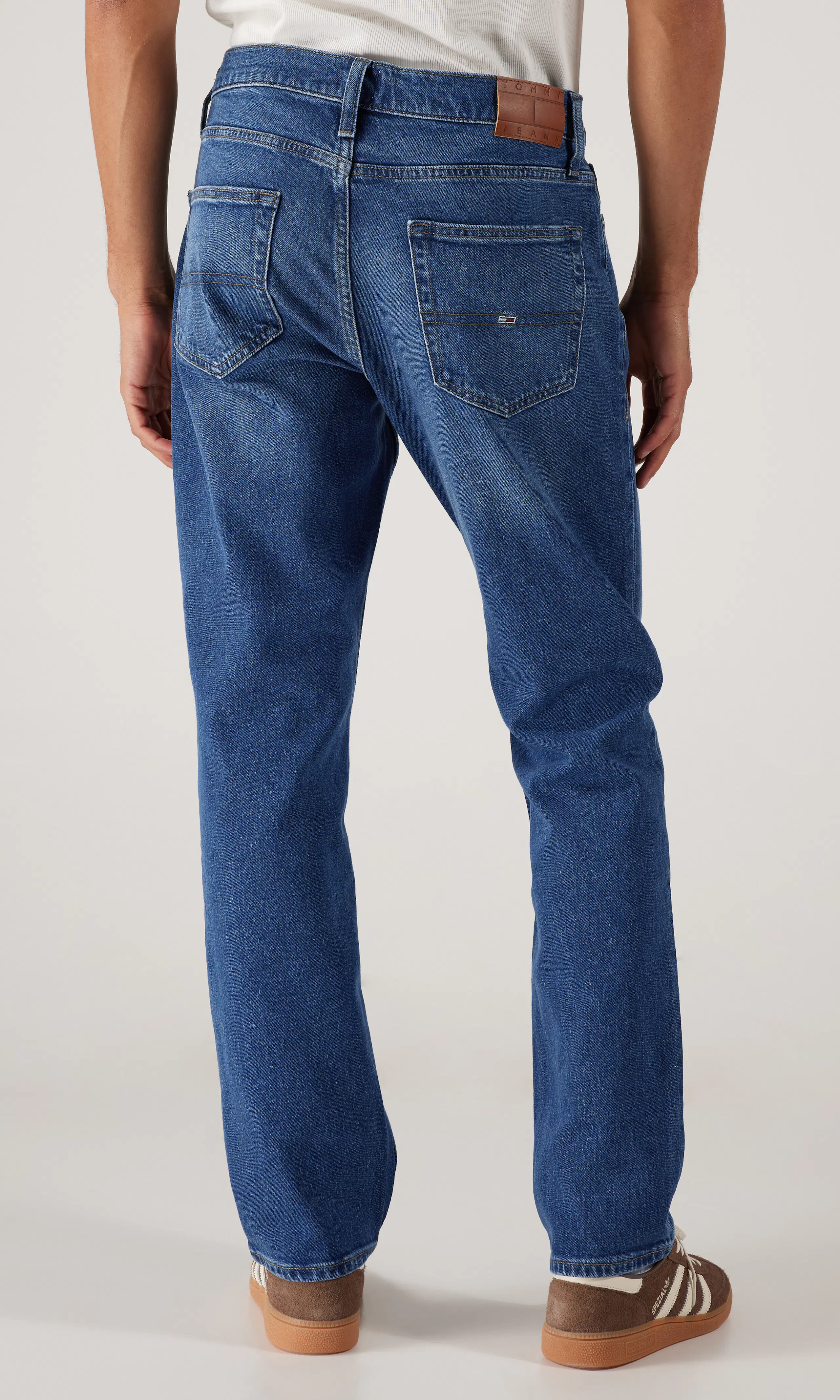 Ryan Regular Straight Mörkblå Jeans. Back. Model.