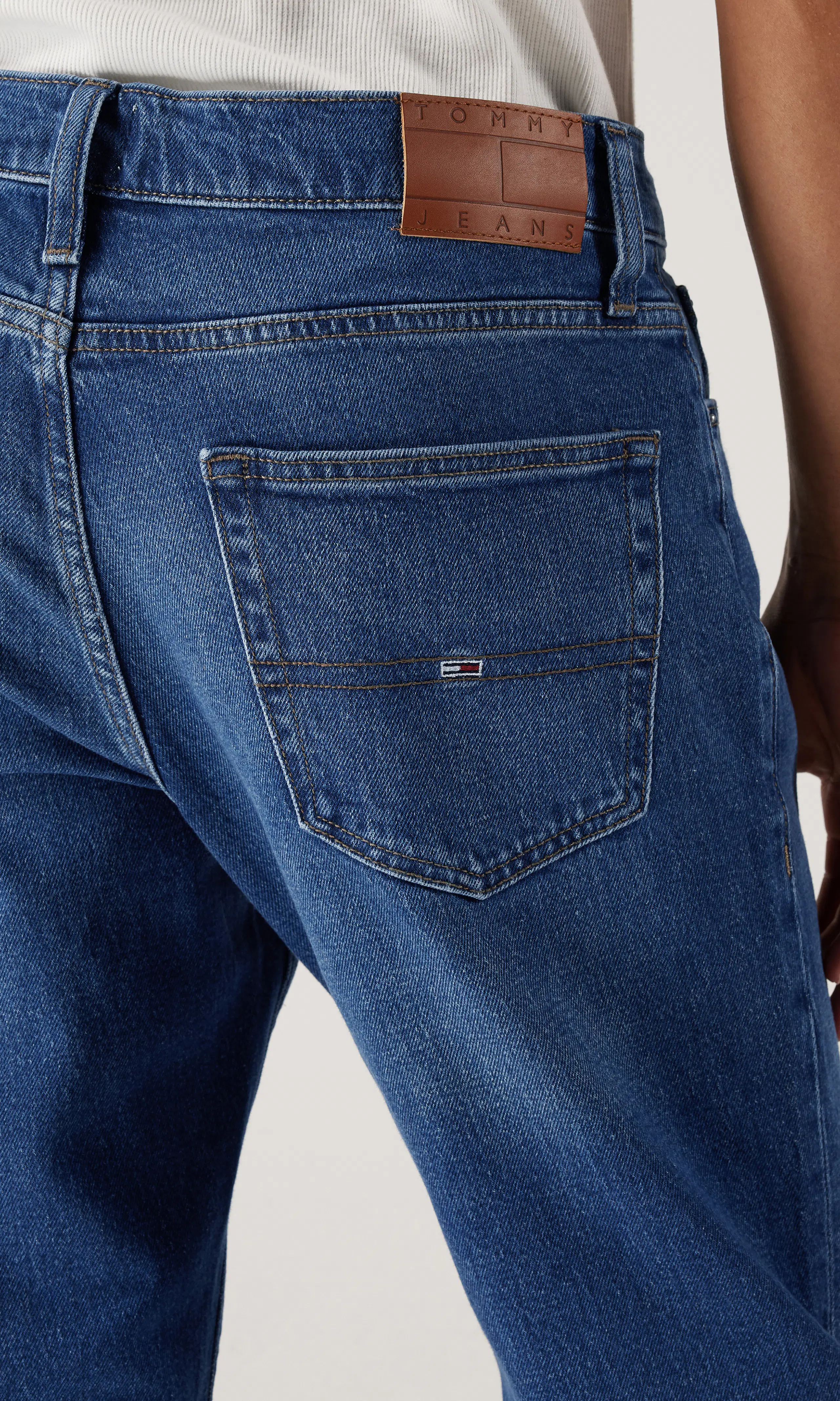 Ryan Regular Straight Mörkblå Jeans. Detail 1. Model.