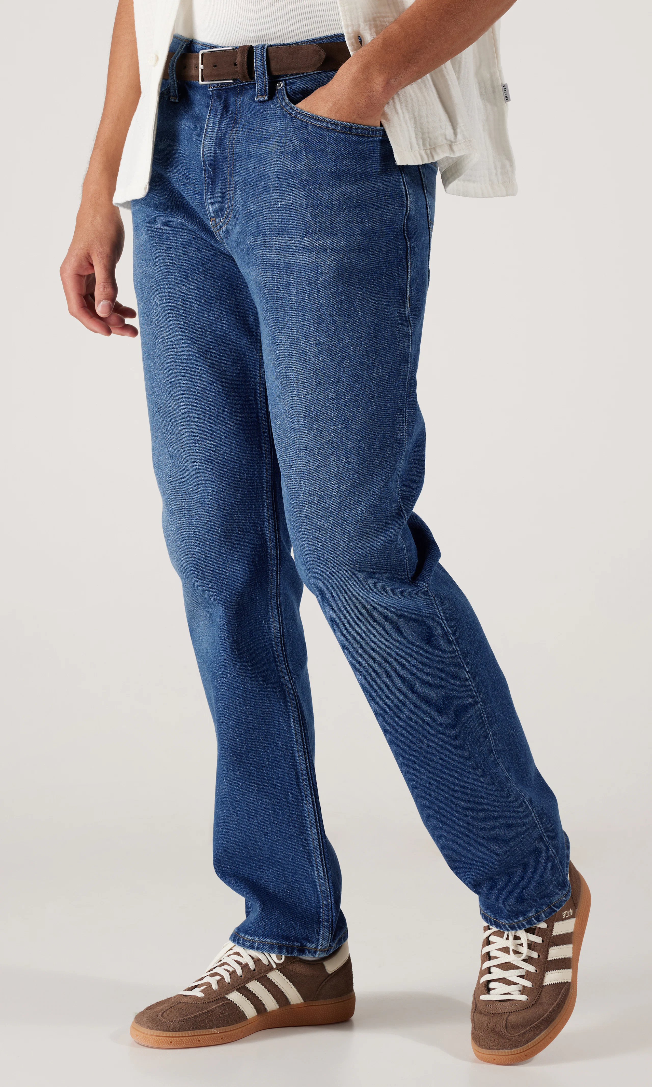 Ryan Regular Straight Mörkblå Jeans. Front. Model.