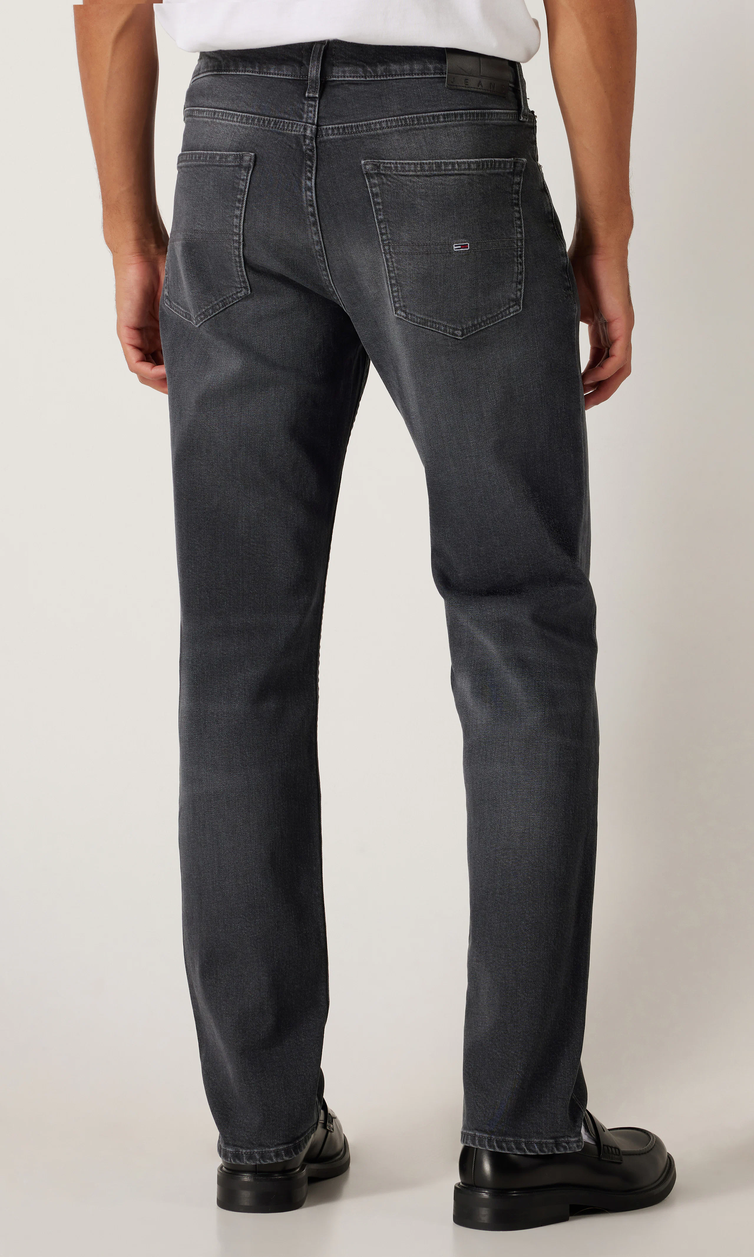 Ryan Regular Straight Svarta Jeans. Back. Model.