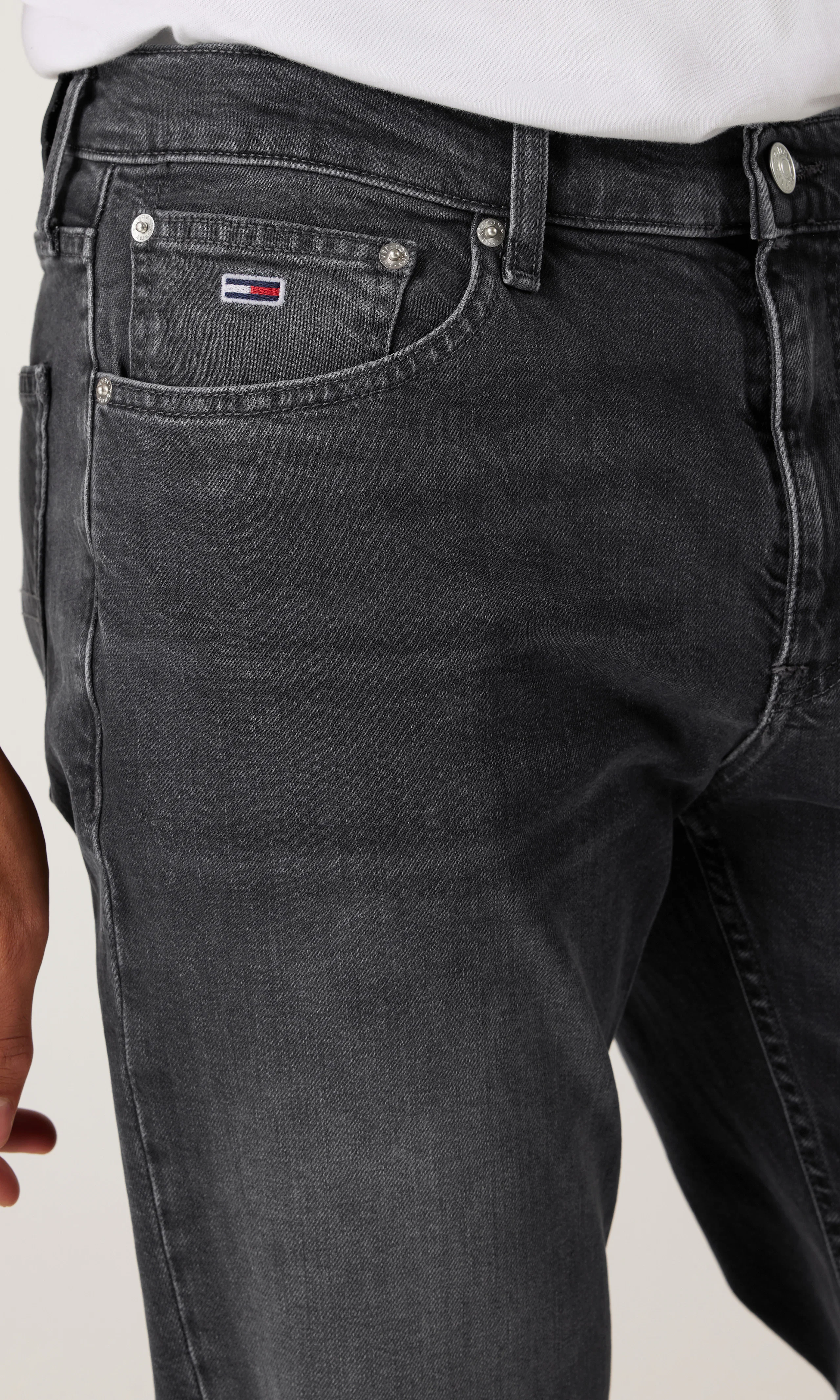 Ryan Regular Straight Svarta Jeans. Detail 2. Model.