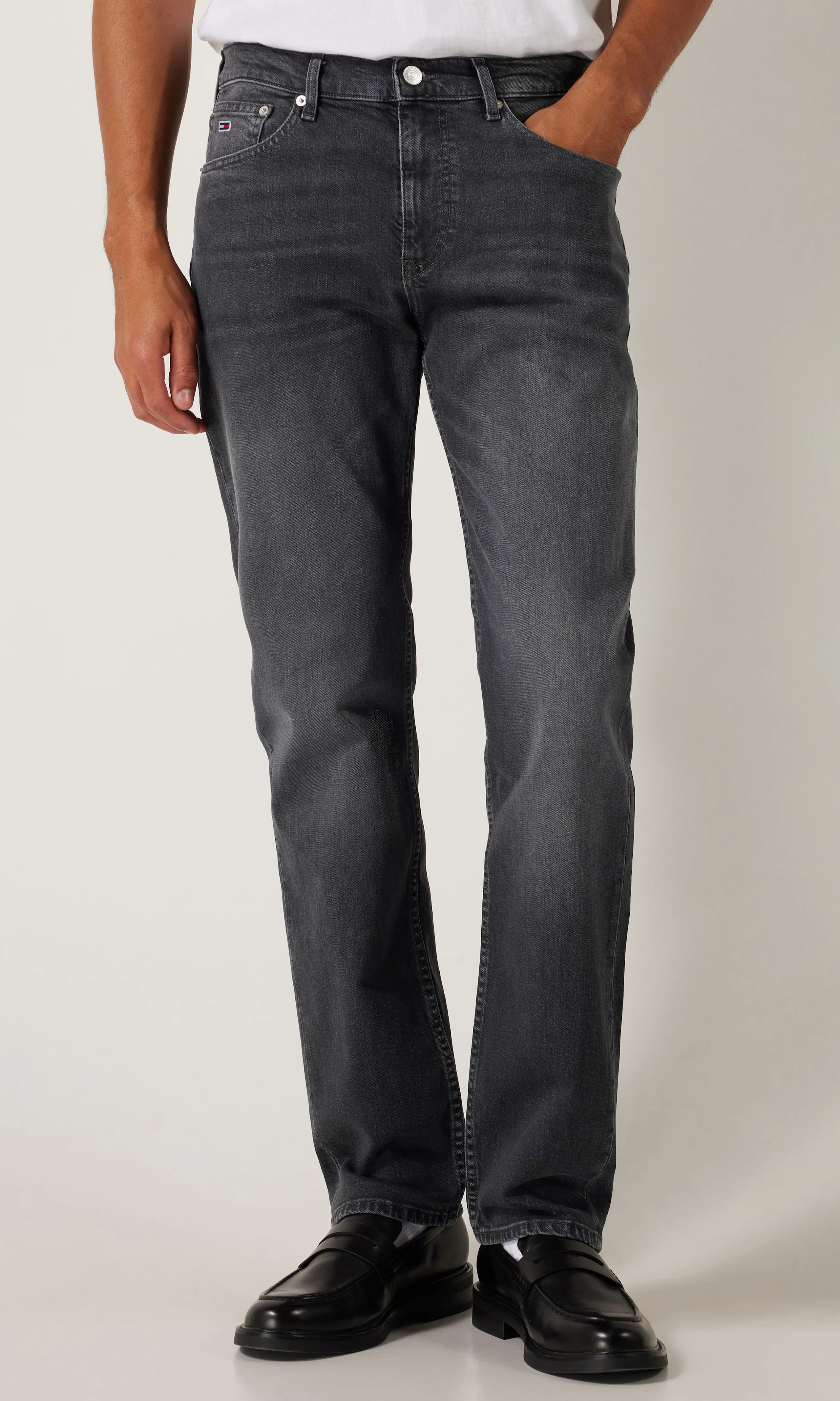 Ryan Regular Straight Svarta Jeans. Front. Model.
