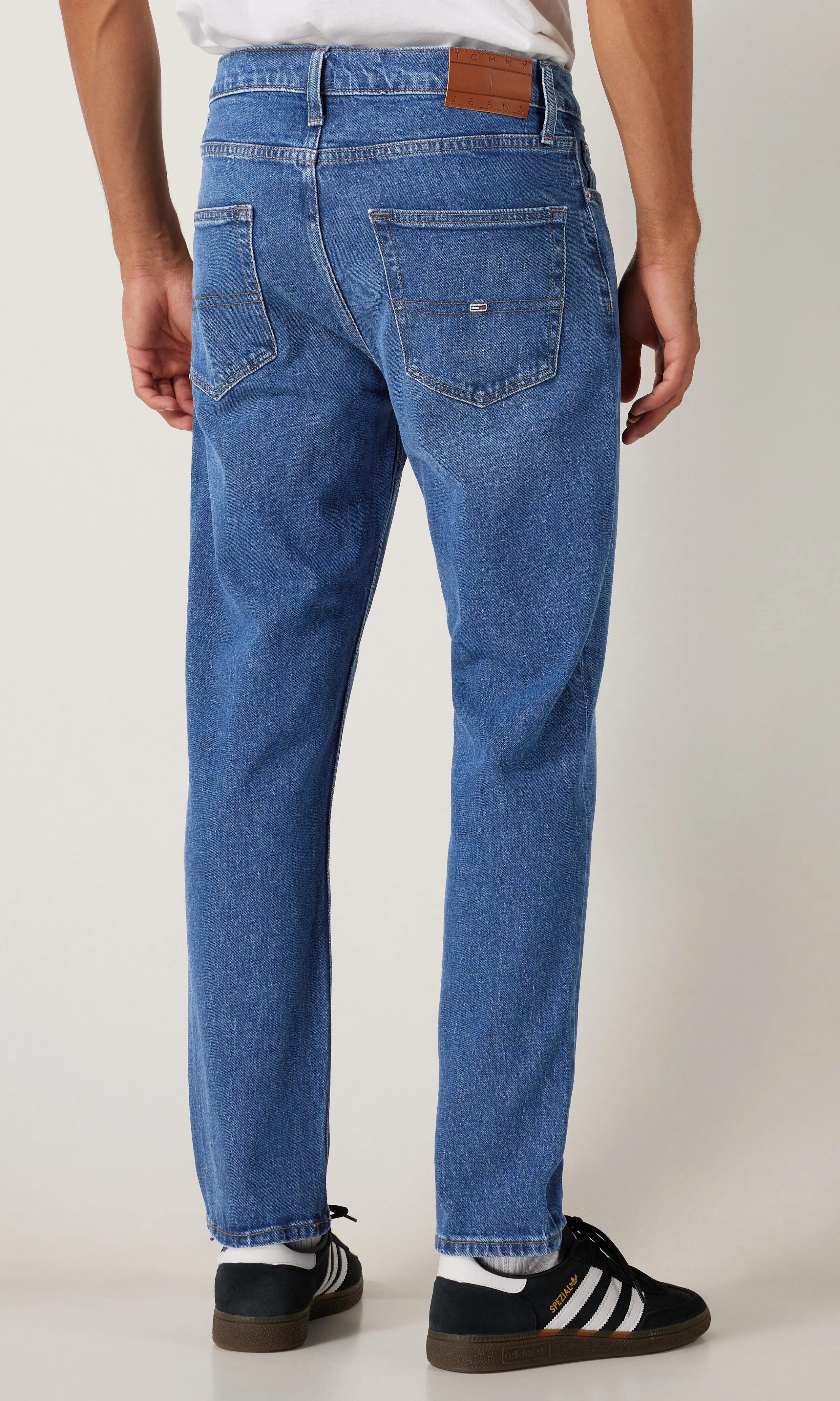 Dad Regular Tapered Mørk Blå Jeans. Back. Model.