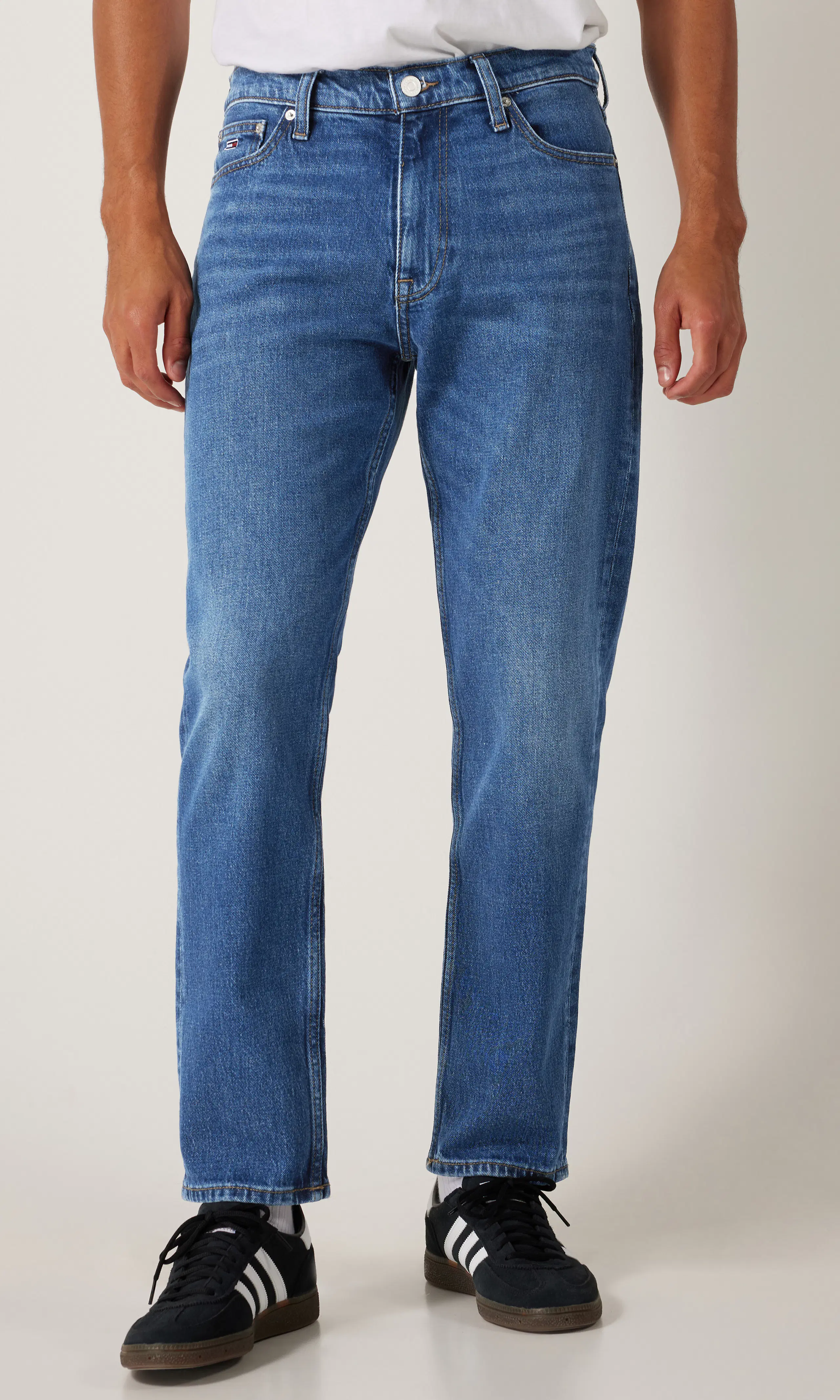Dad Regular Tapered Mørk Blå Jeans. Front. Model.