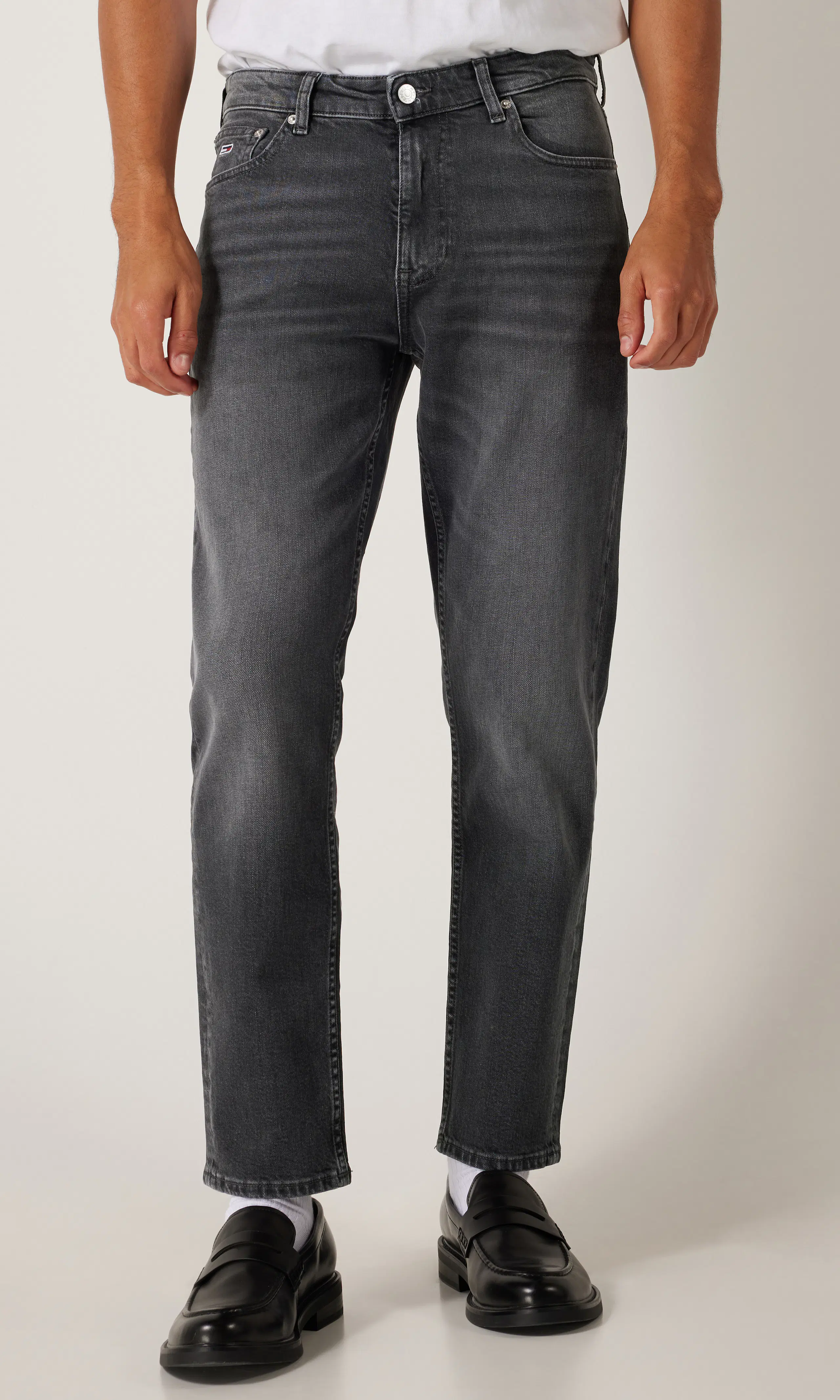 Dad Regular Tapered Svart Jeans. Front. Model.