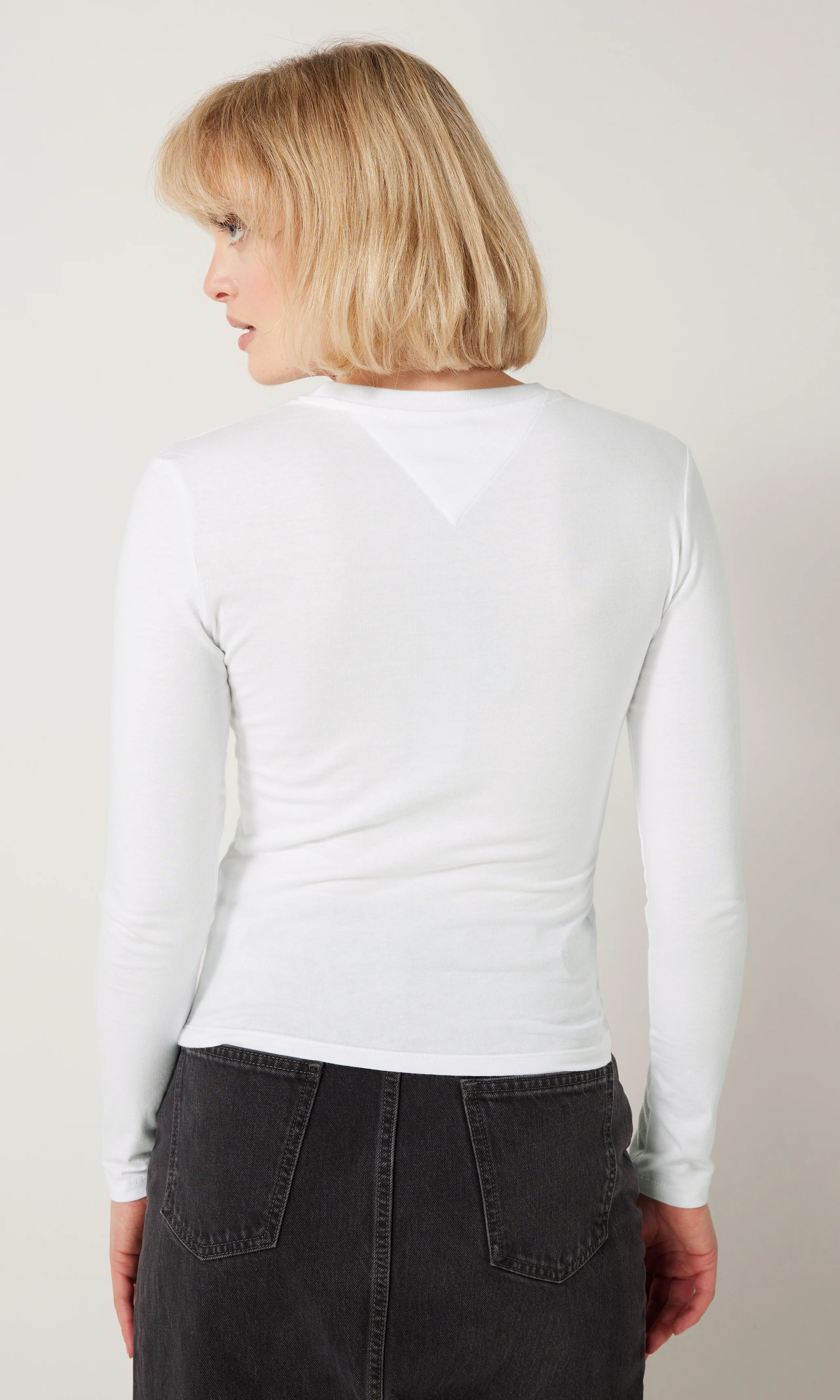 Slim Essential Logo Hvit Long Sleeve. Back. Model.