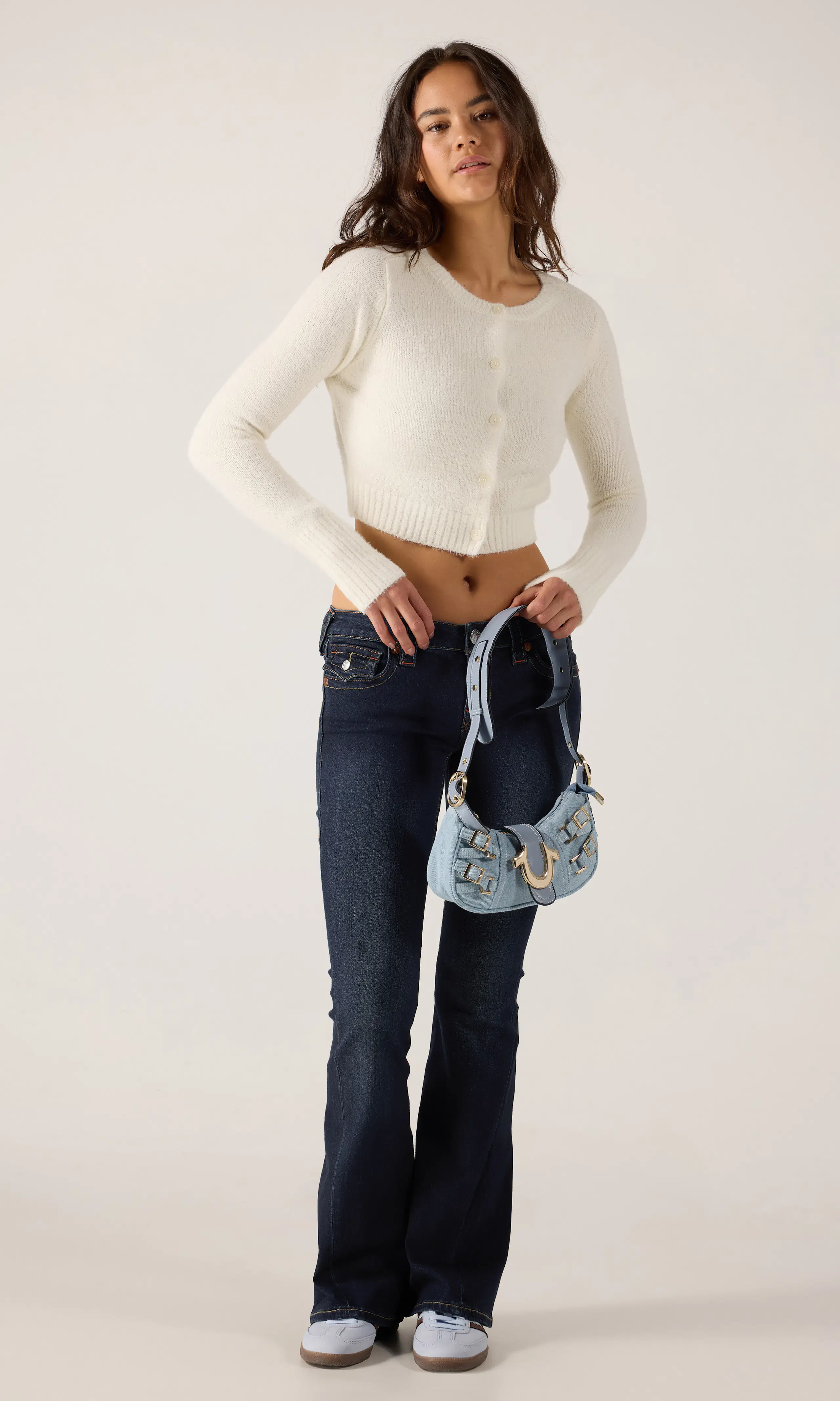 Molly Cropped Vit Stickad Cardigan. Front 1. Model.
