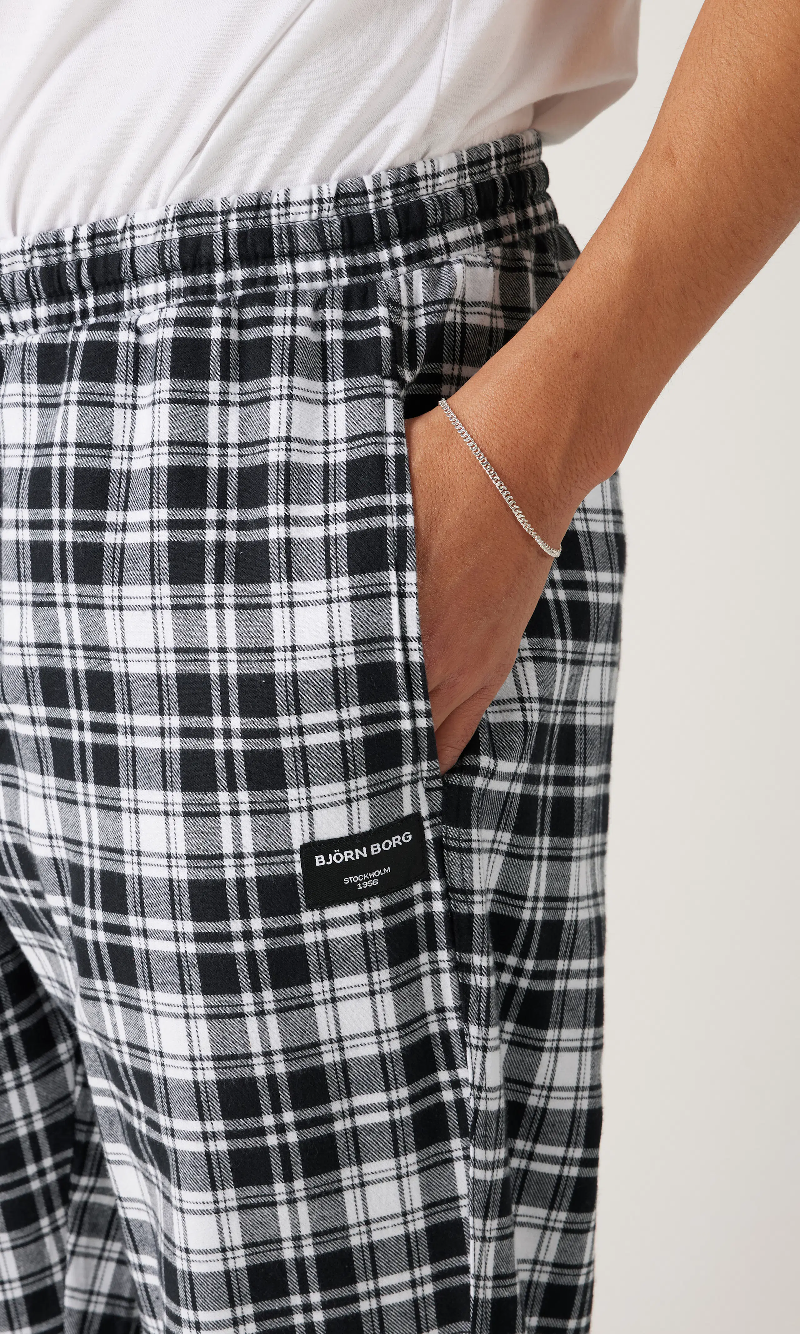 Core Flannel Blå Pyjamasbyxa. Detail 1. Model.