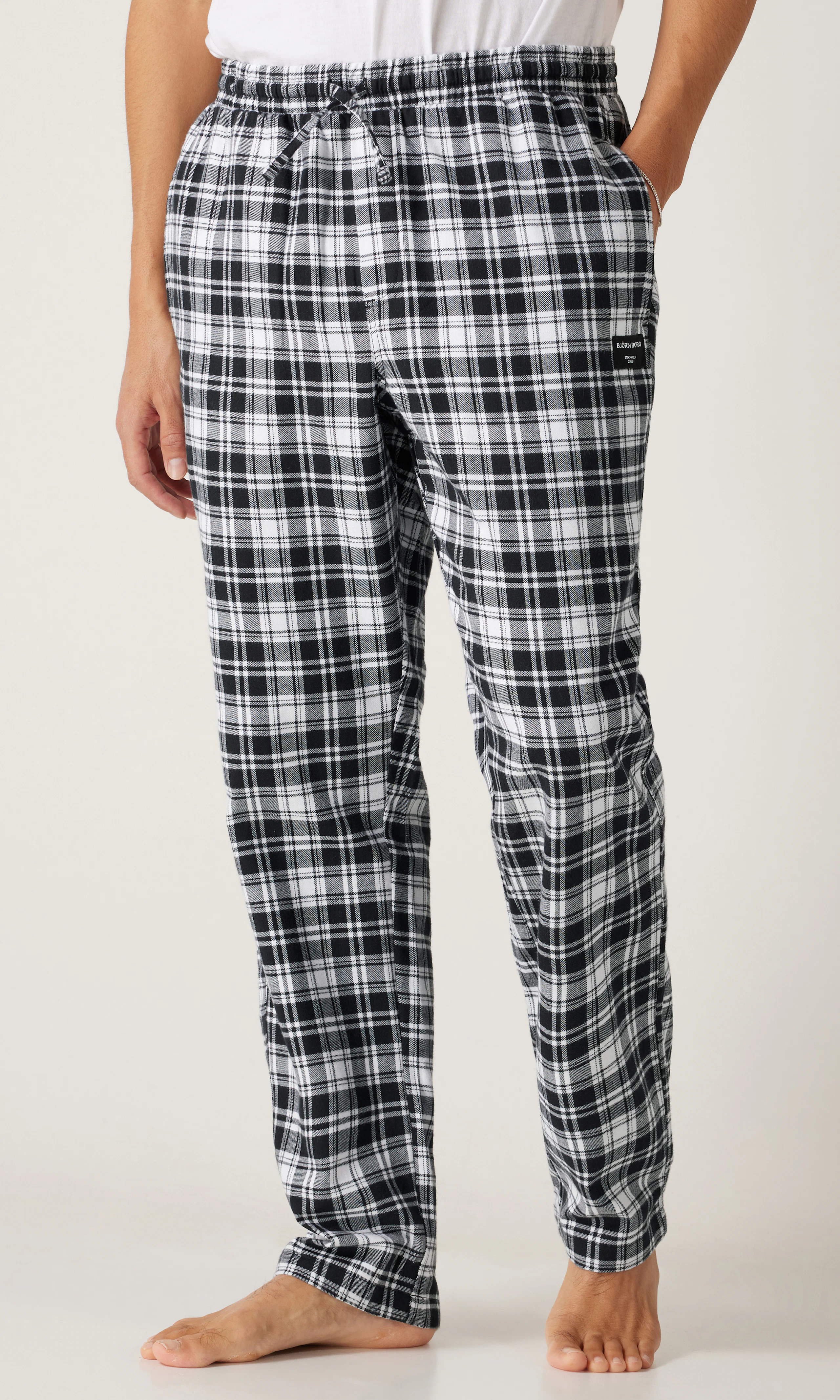 Core Flanellipyjamahousut. Front. Model.