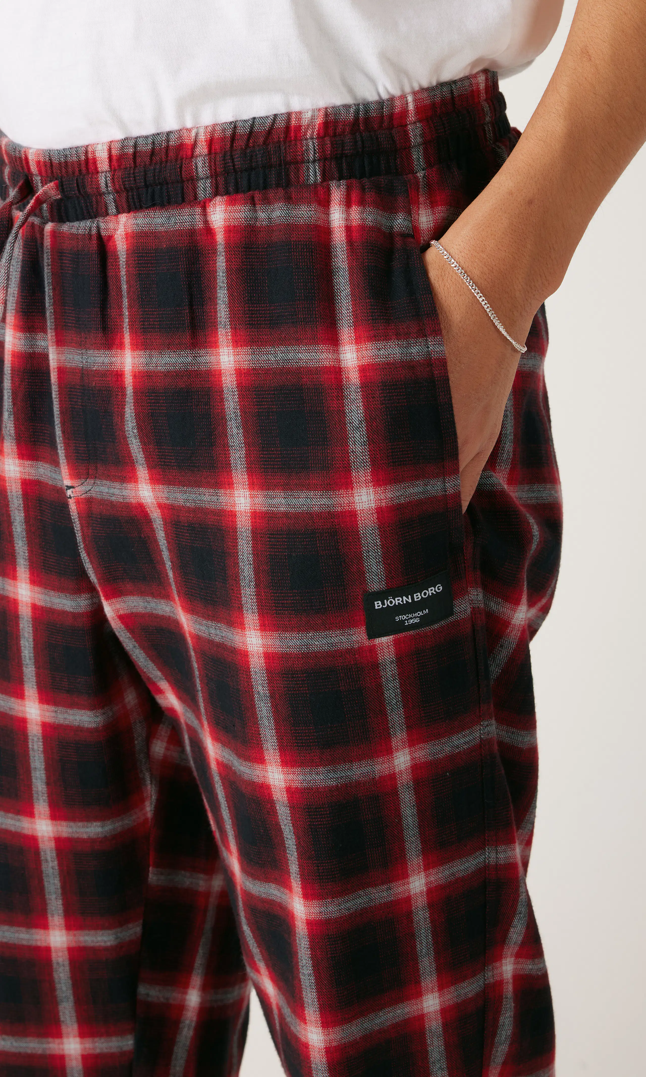 Core Flannel Röd Pyjamasbyxa. Detail 1. Model.
