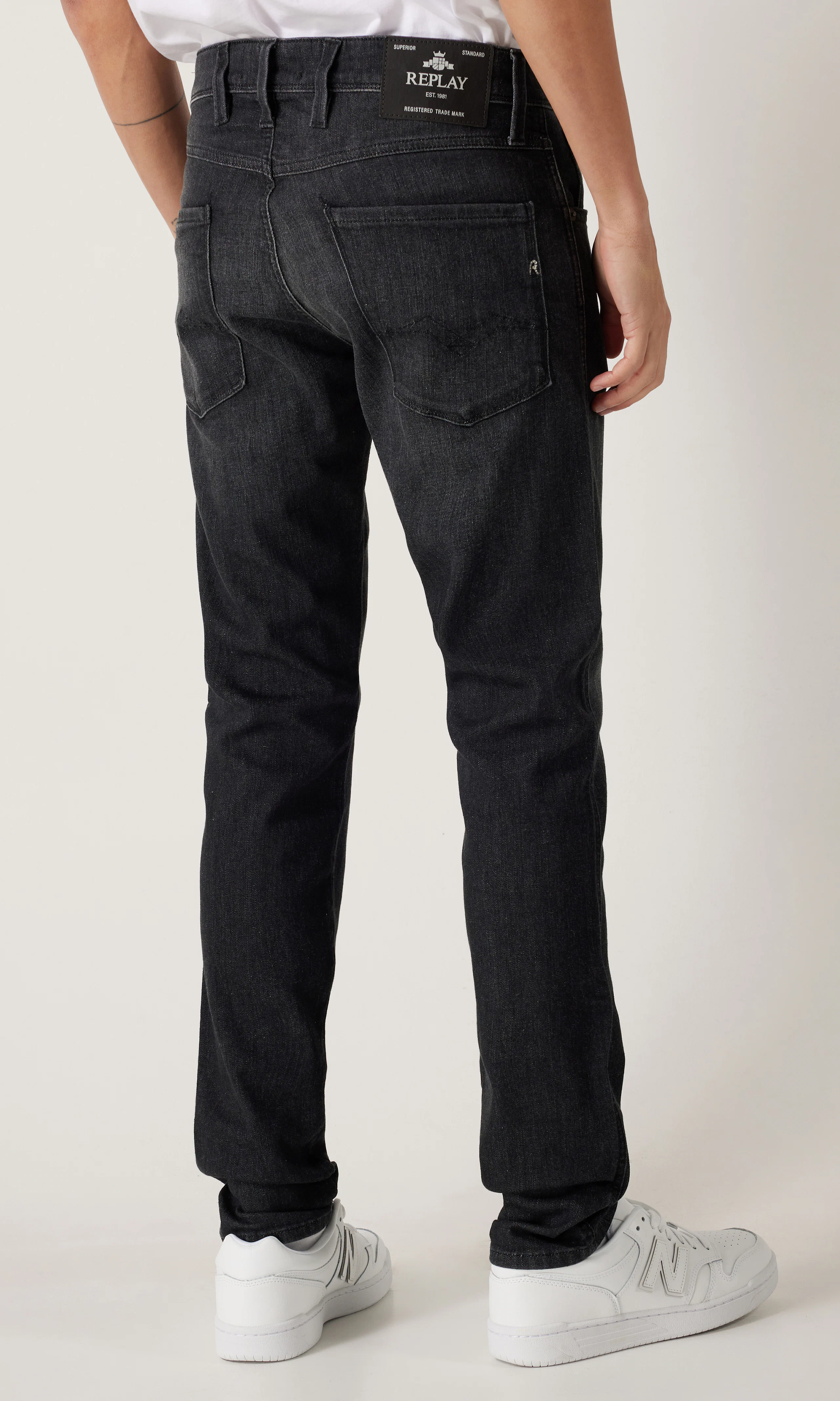 Anbass Mörkgrå Jeans. Back. Model.