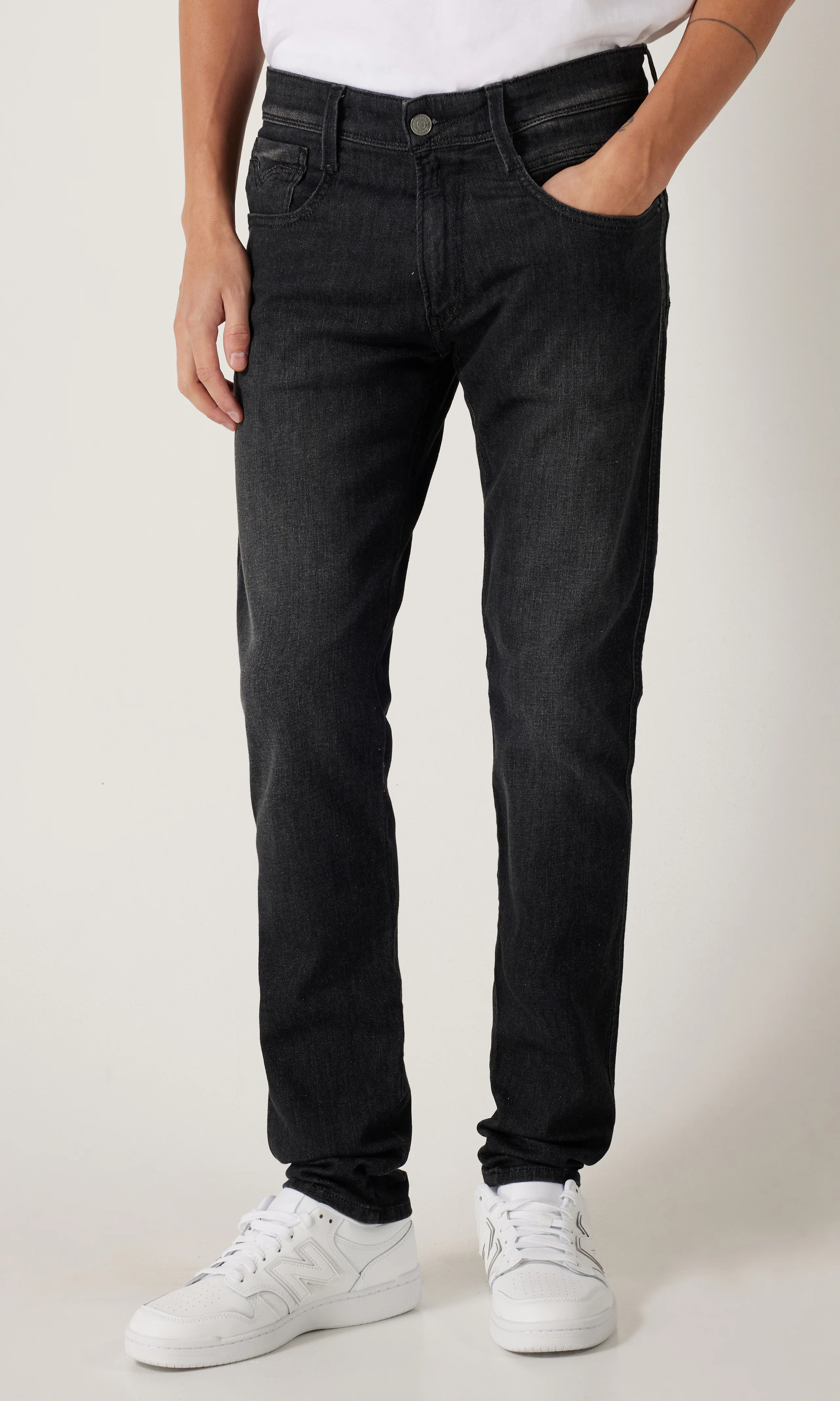 Anbass Mörkgrå Jeans. Front. Model.