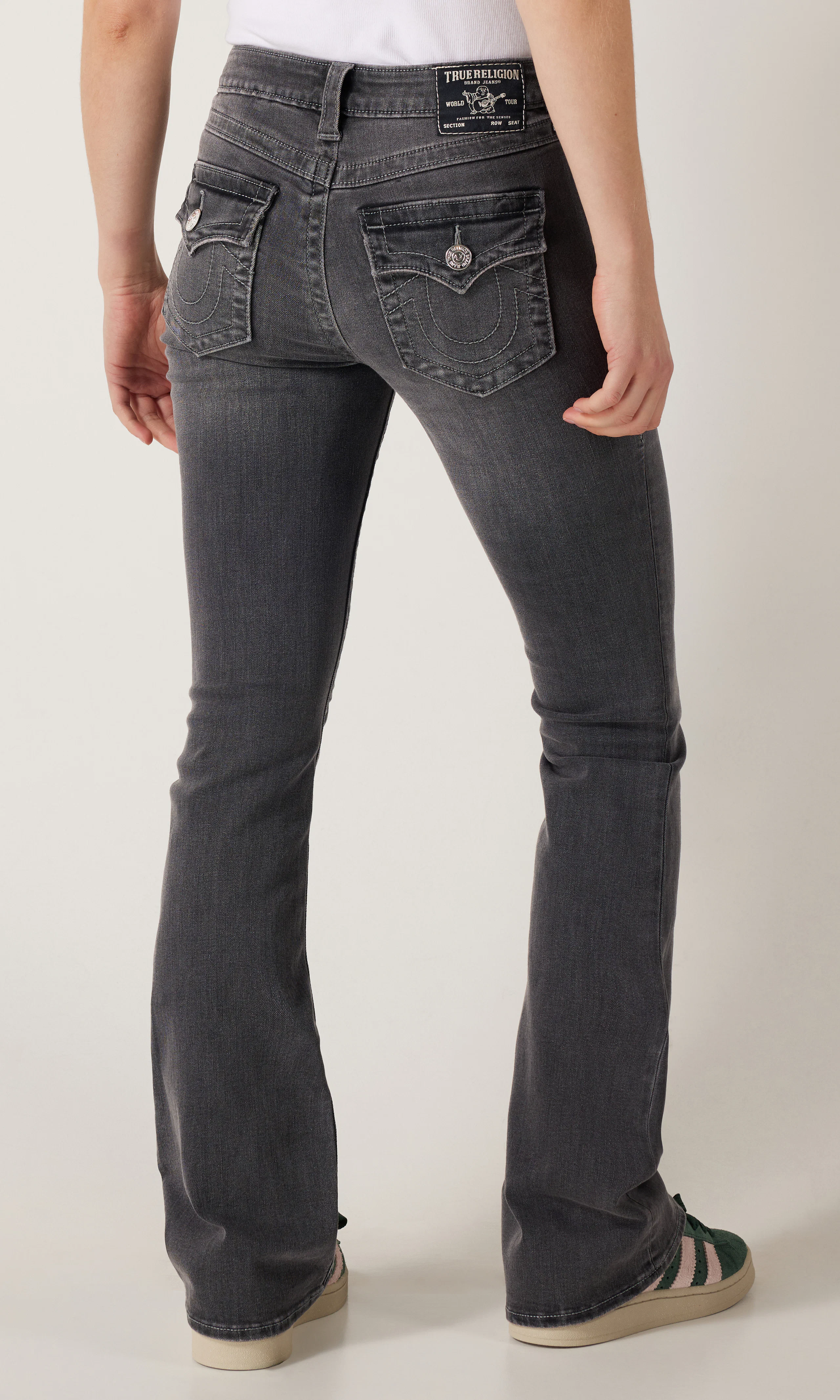 Becca Mid Rise Boot Flap Svart Jeans. Front. Model.