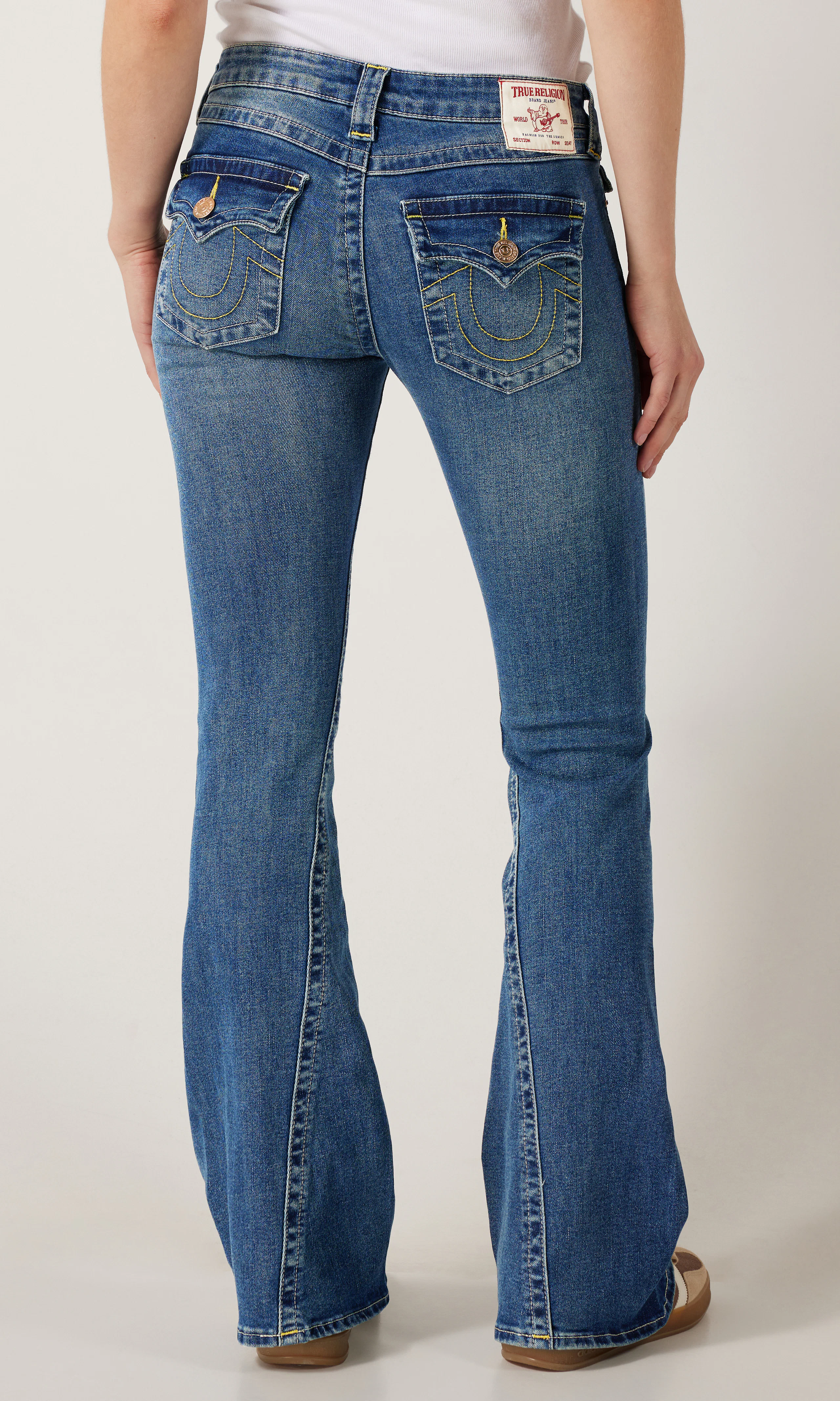 Joey Low Rise Flare Medium Blå Jeans. Front. Model.