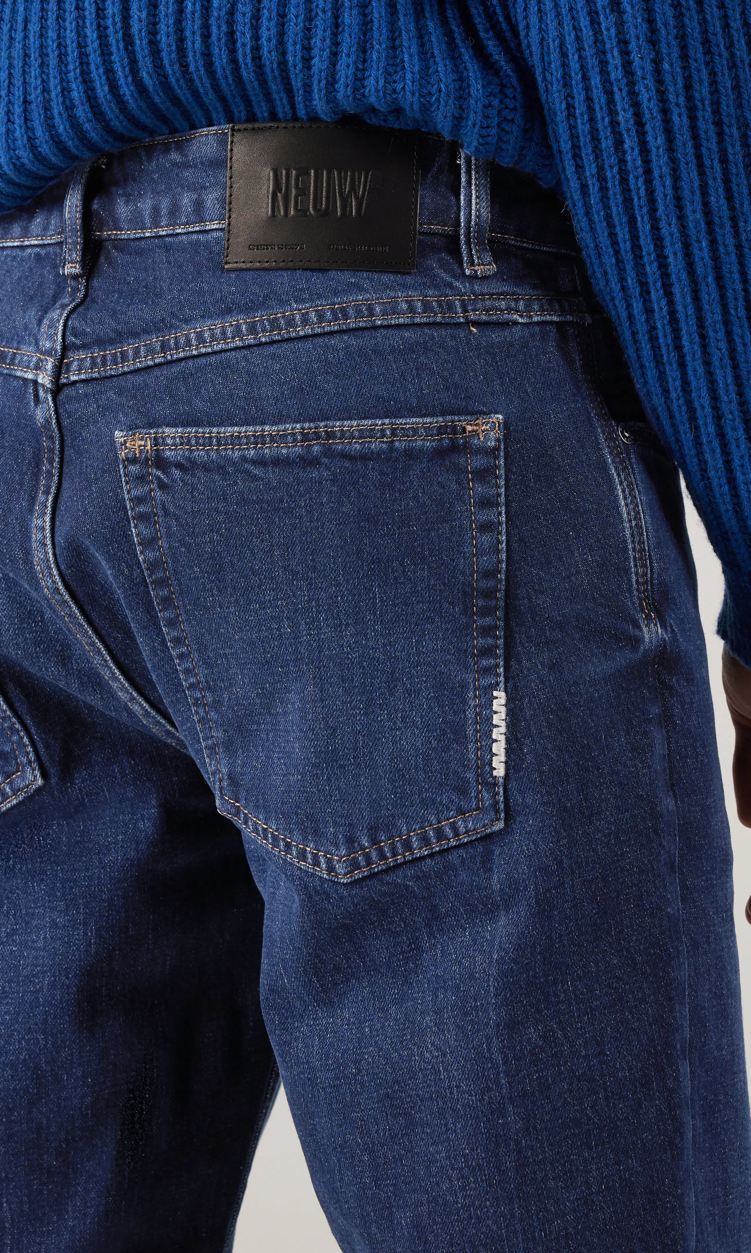 Ray Straight Medium Blå Jeans. Detail 1. Model.