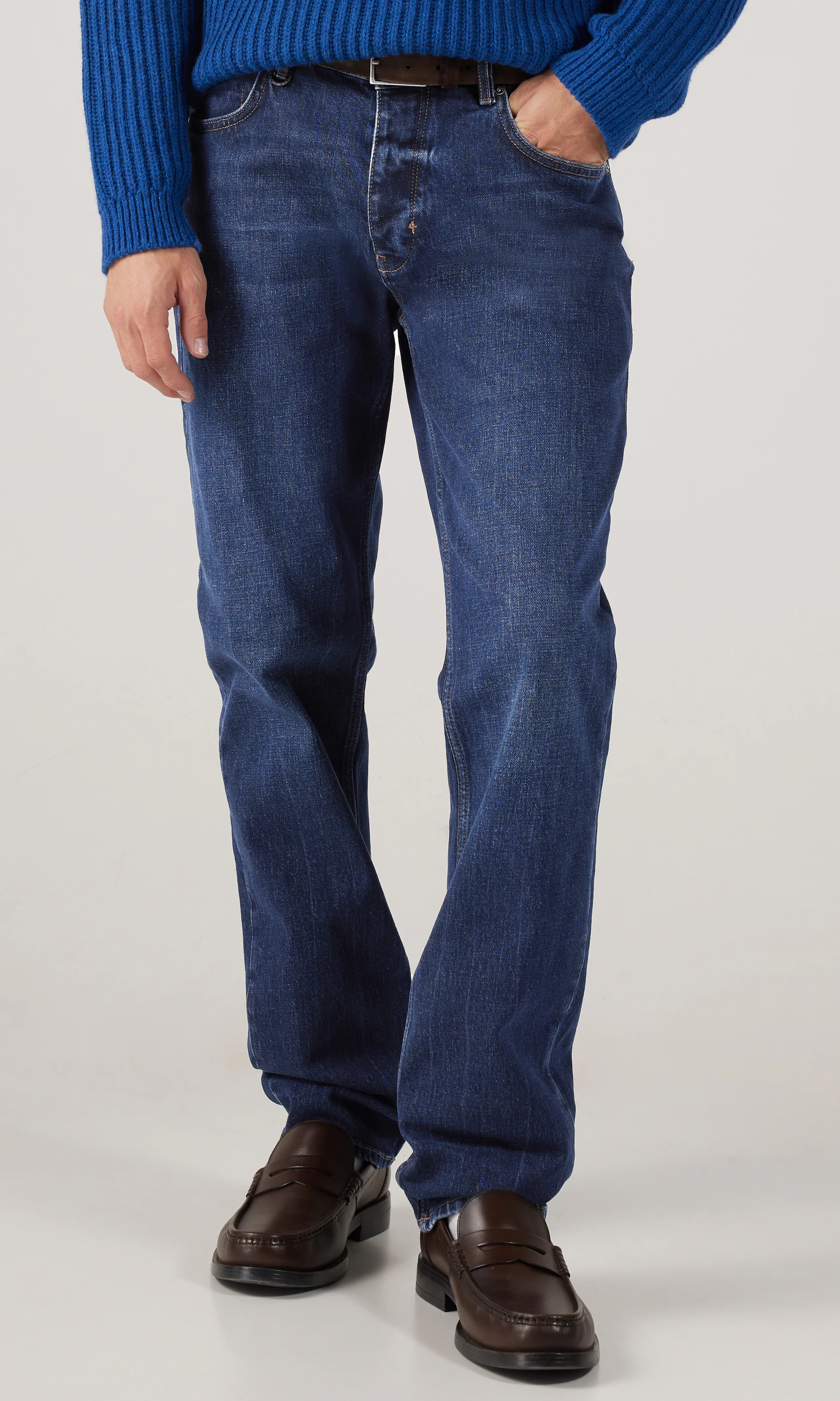 Ray Straight Medium Blå Jeans. Front. Model.