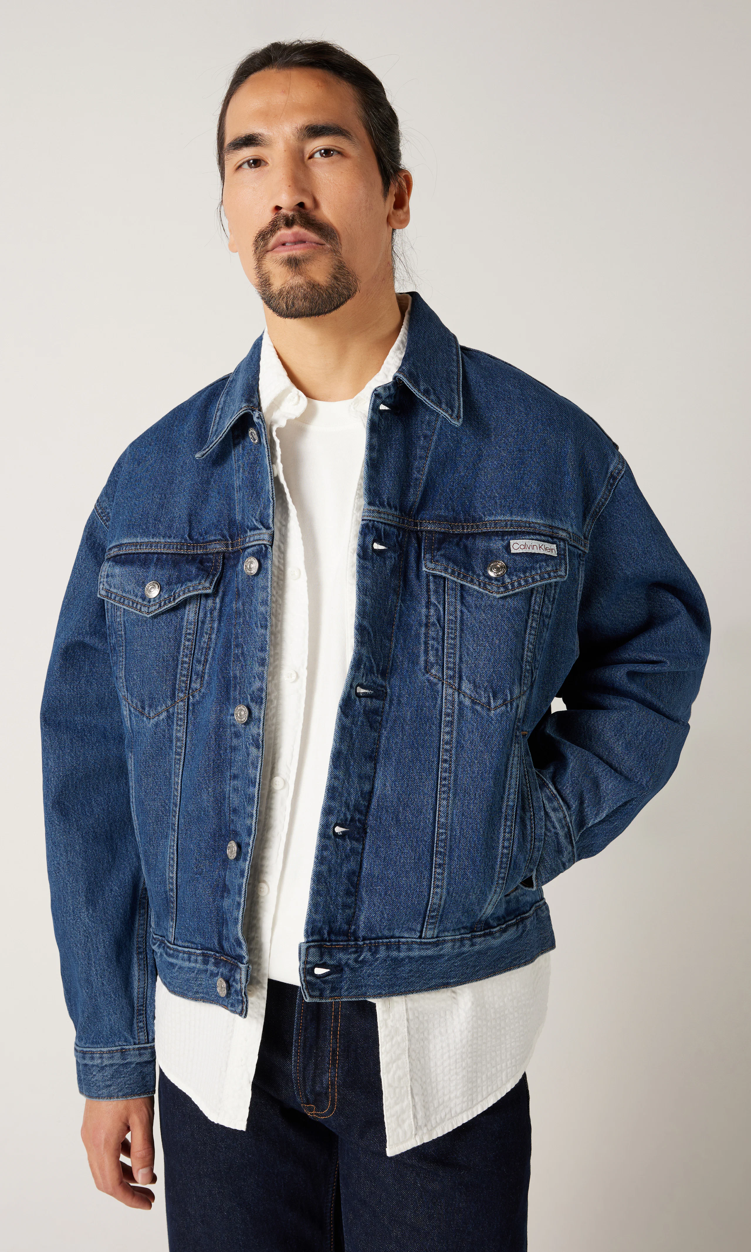 90's Trucker Mørk Blå Jakke. Front. Model.