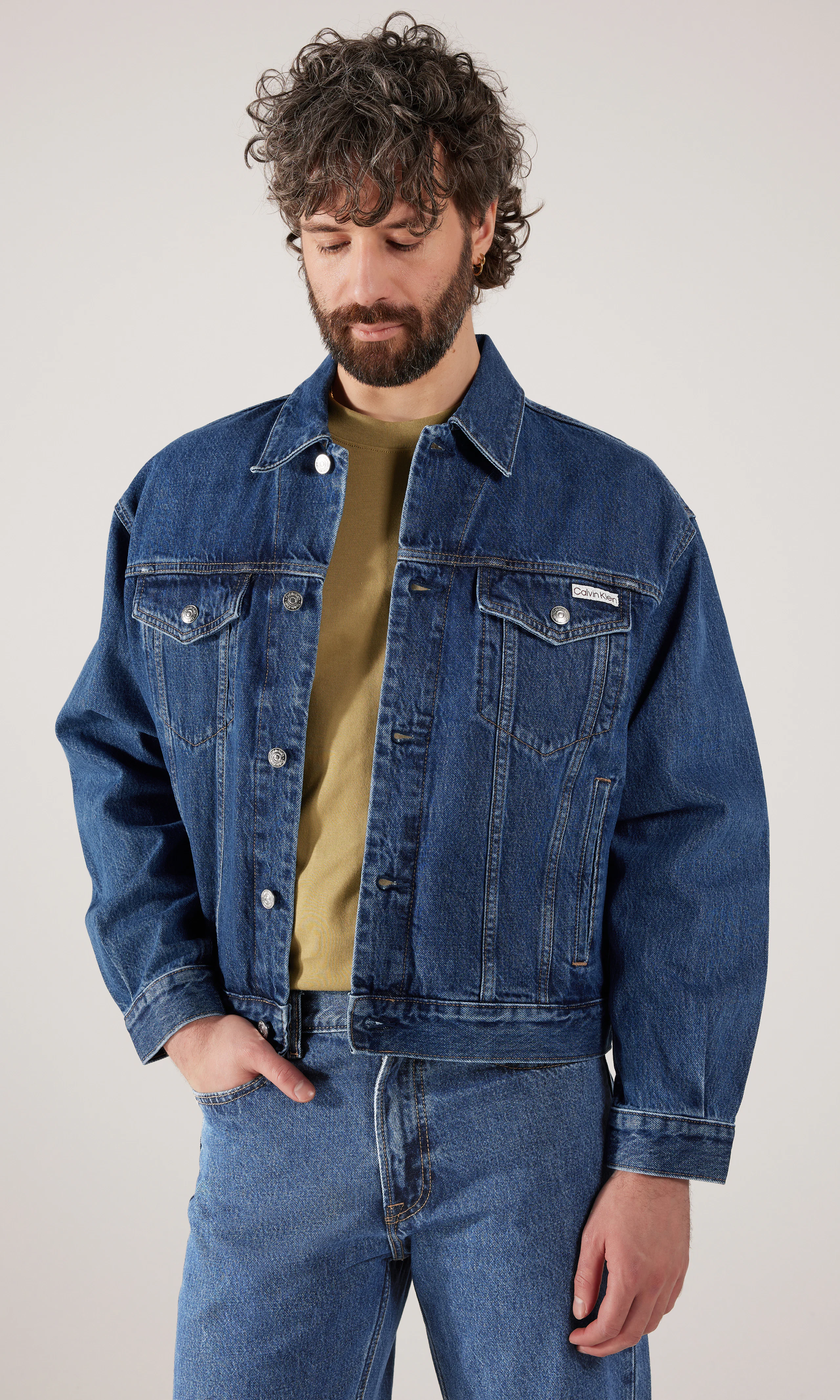 90's Trucker Mørk Blå Jakke. Front. Model.