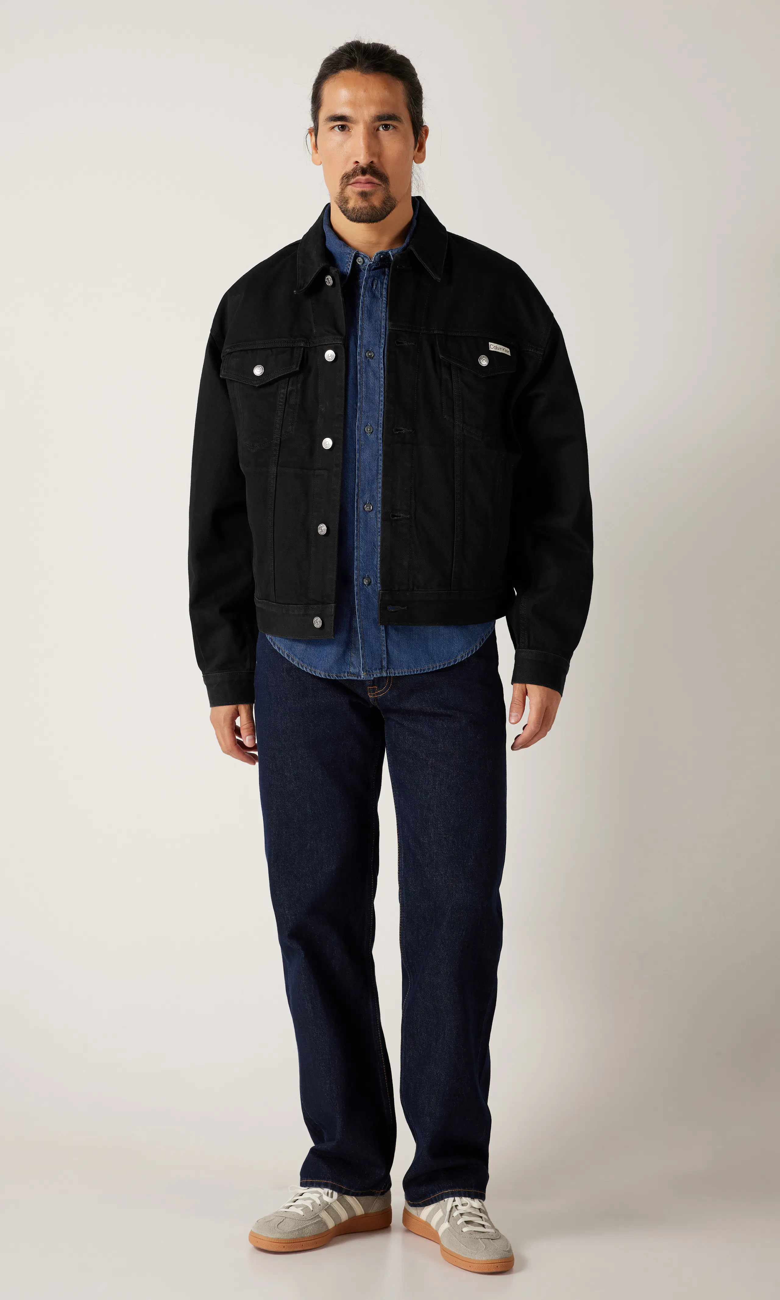 90's Classic Svart Trucker. Front 1. Model.