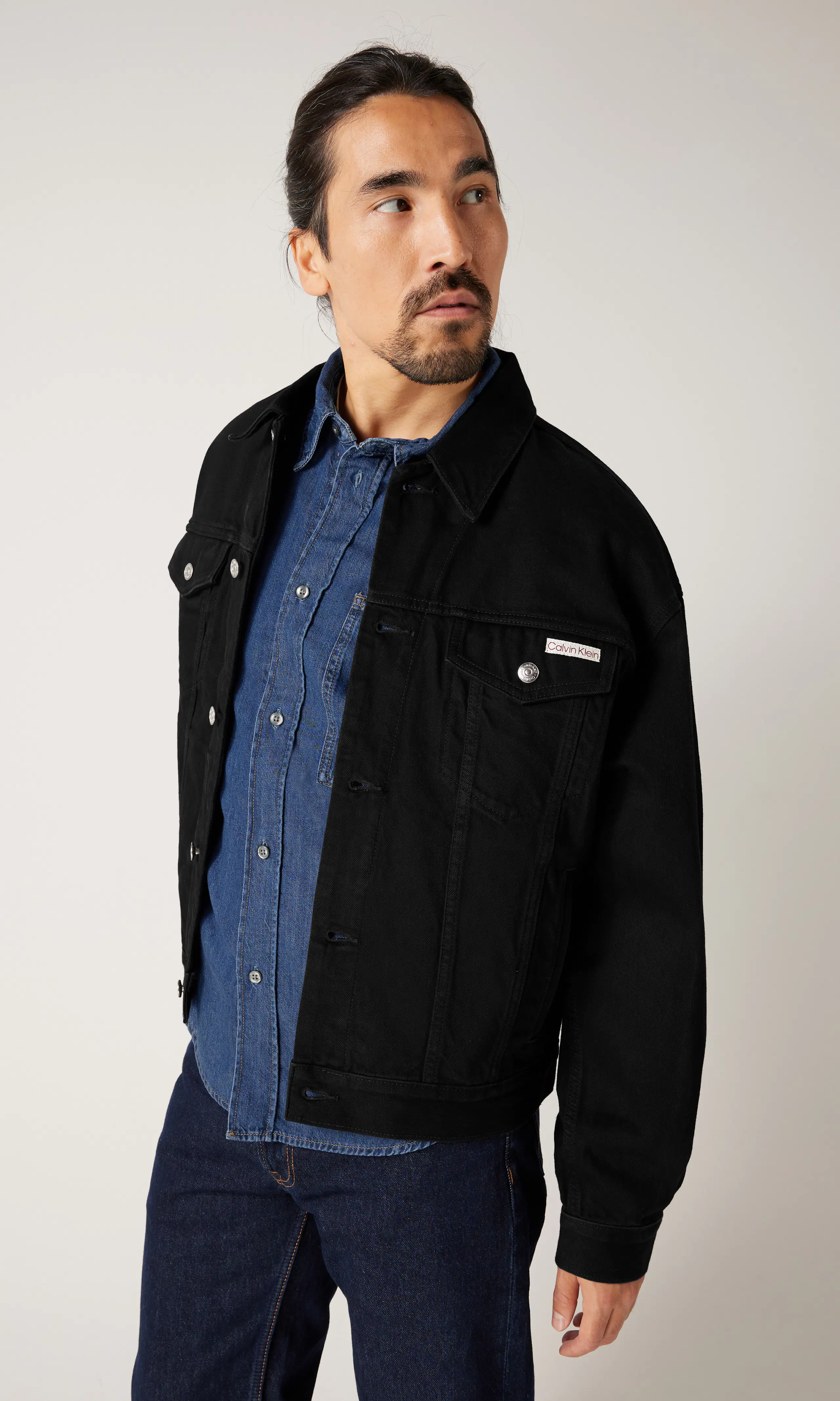 90's Classic Svart Trucker. Front. Model.