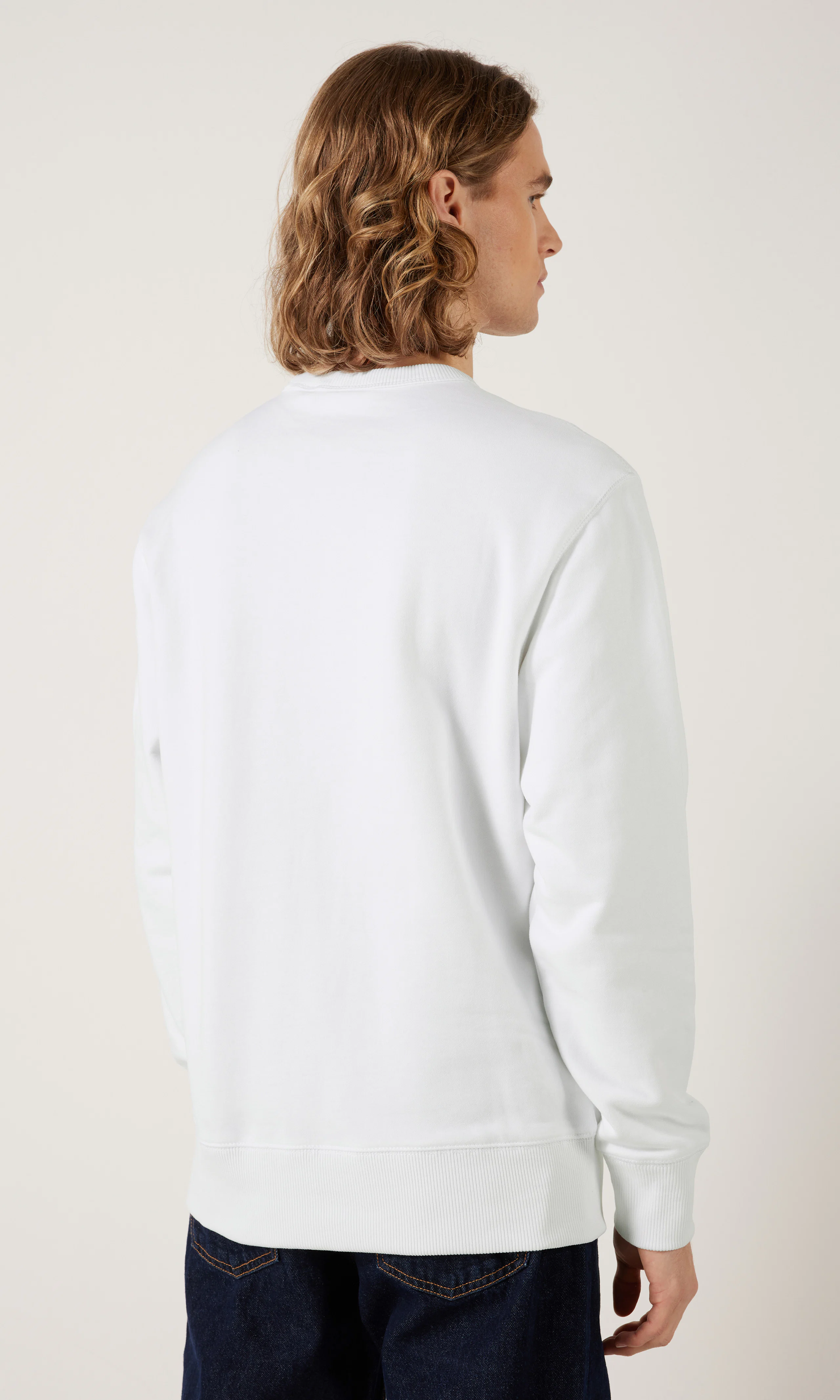 Badge Vit Crew Neck Tröja. Back. Model.