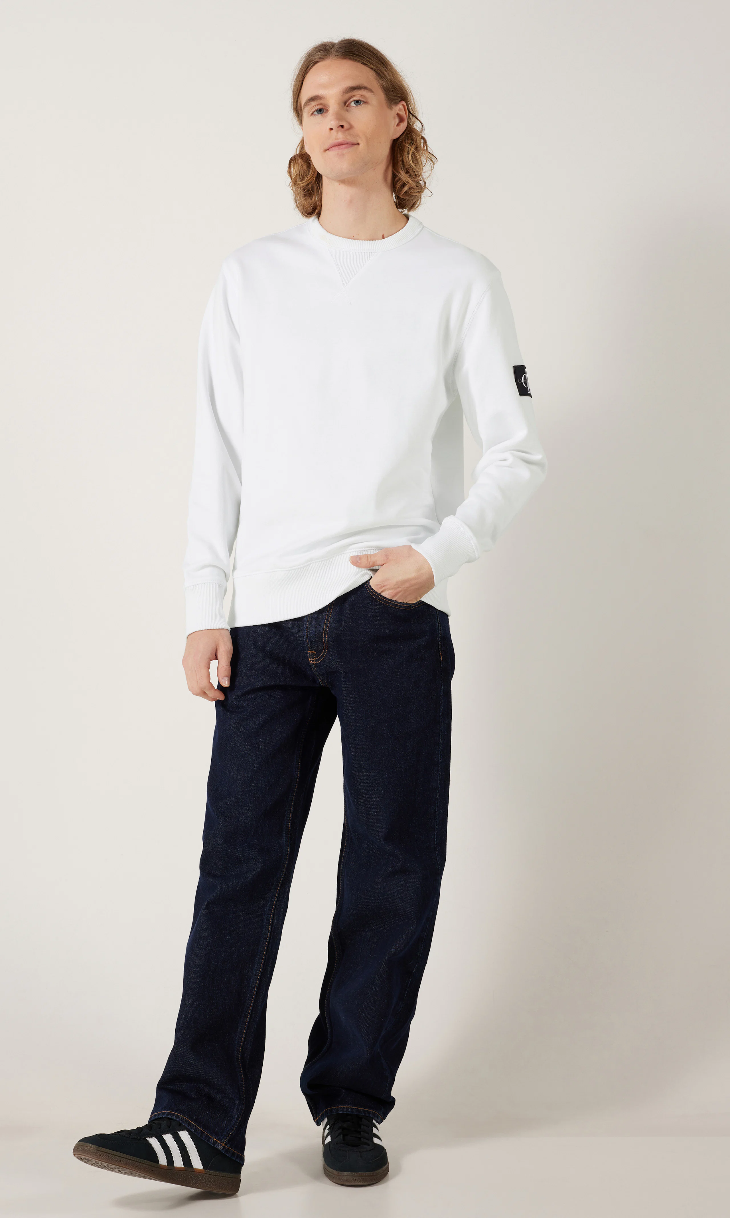 Badge Vit Crew Neck Tröja. Front 1. Model.