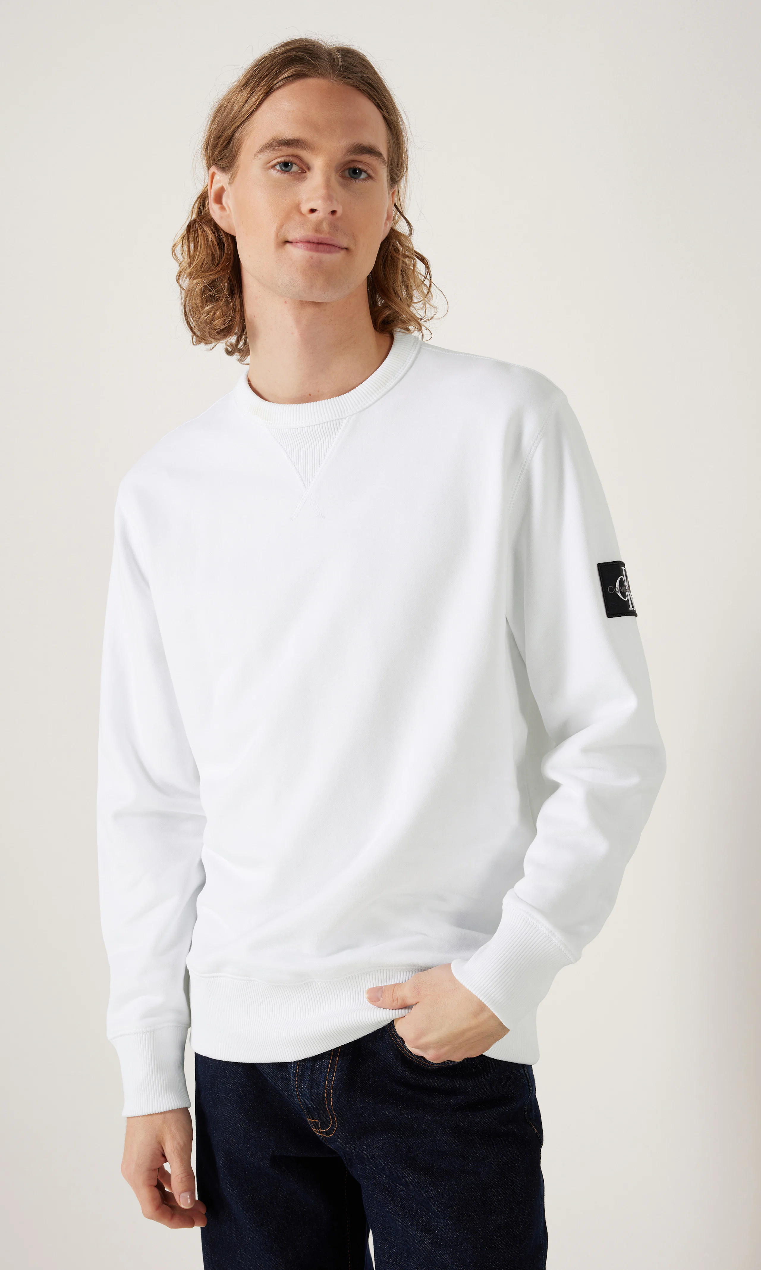 Badge Vit Crew Neck Tröja. Front. Model.