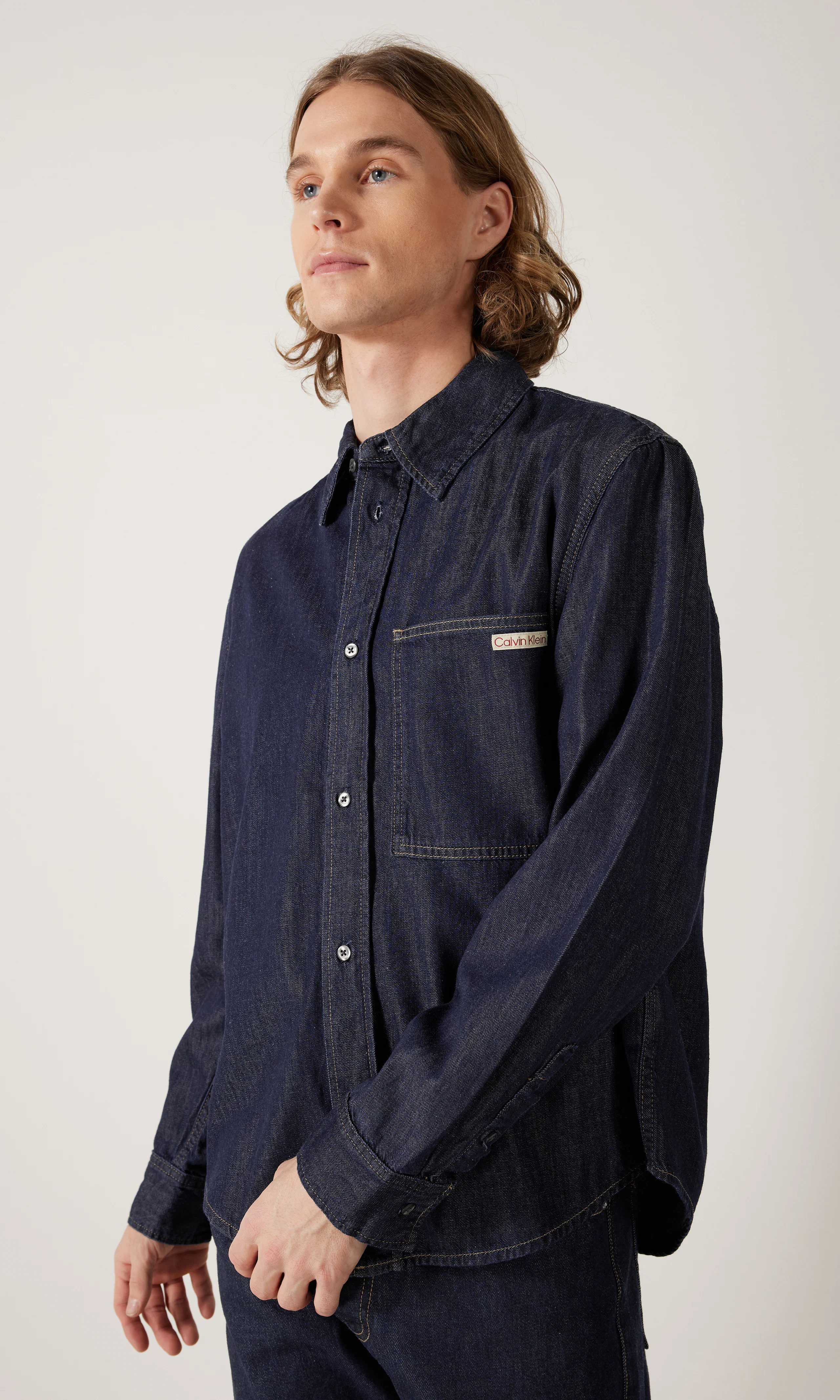 Regular Denim Mörkblå Skjorta. Front. Model.