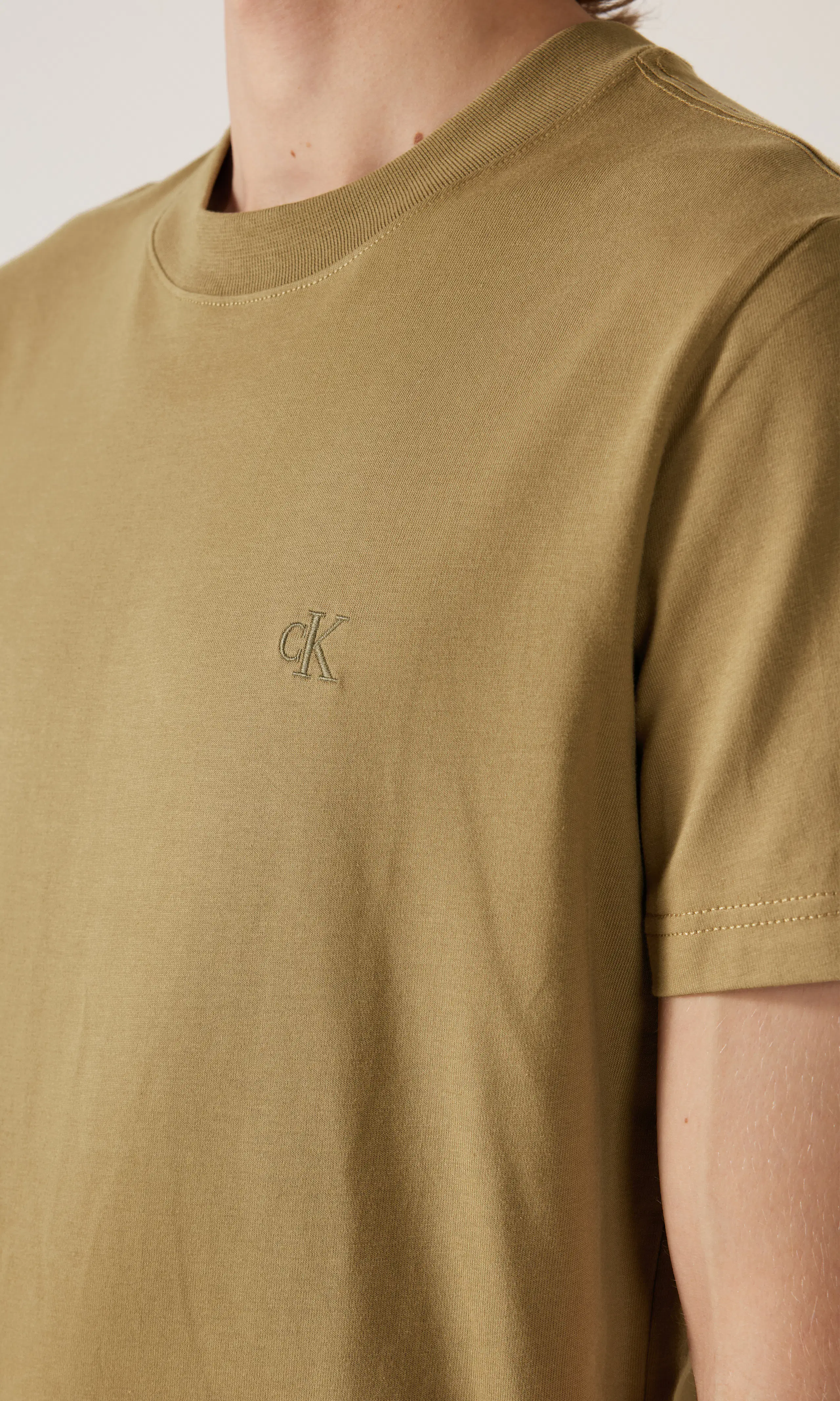 Heavy Regular Brun T-shirt. Detail 1. Model.