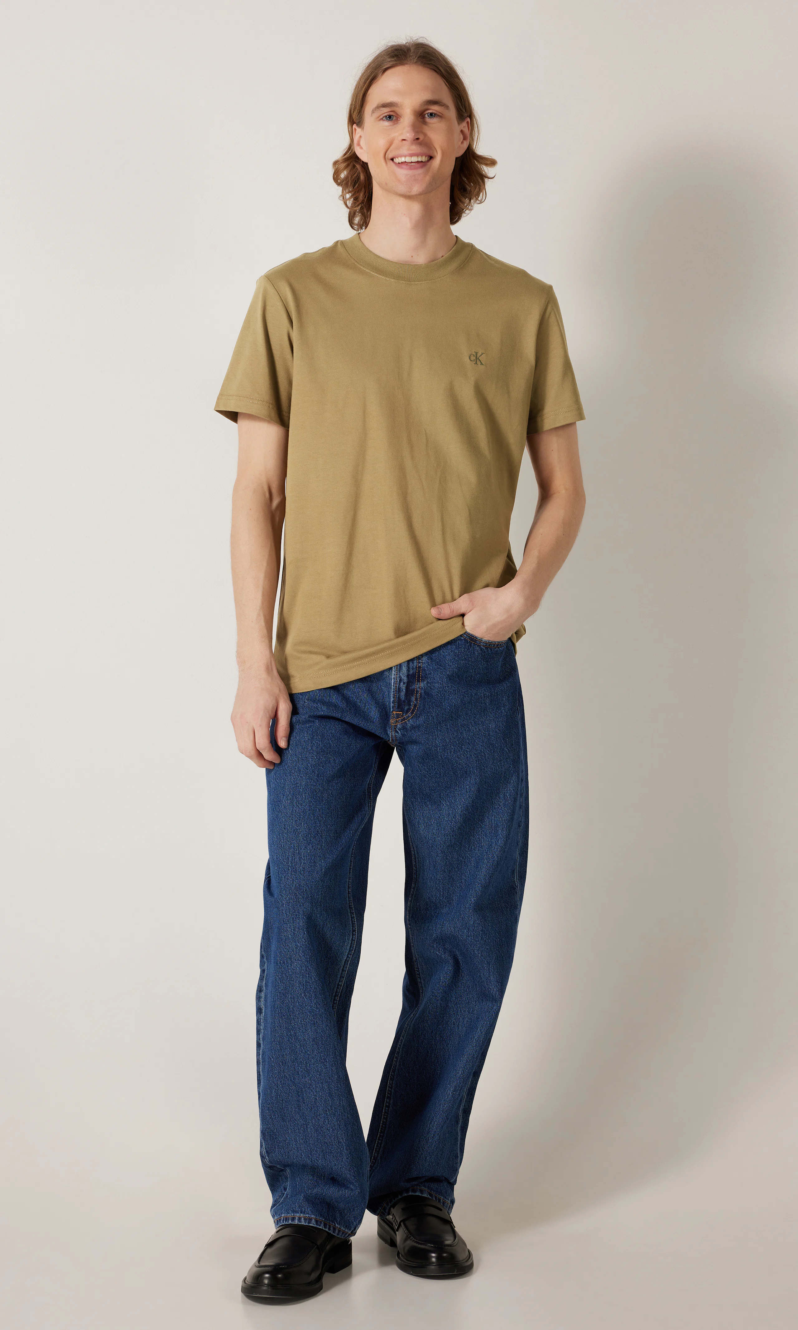 Heavy Regular Brun T-shirt. Front 1. Model.