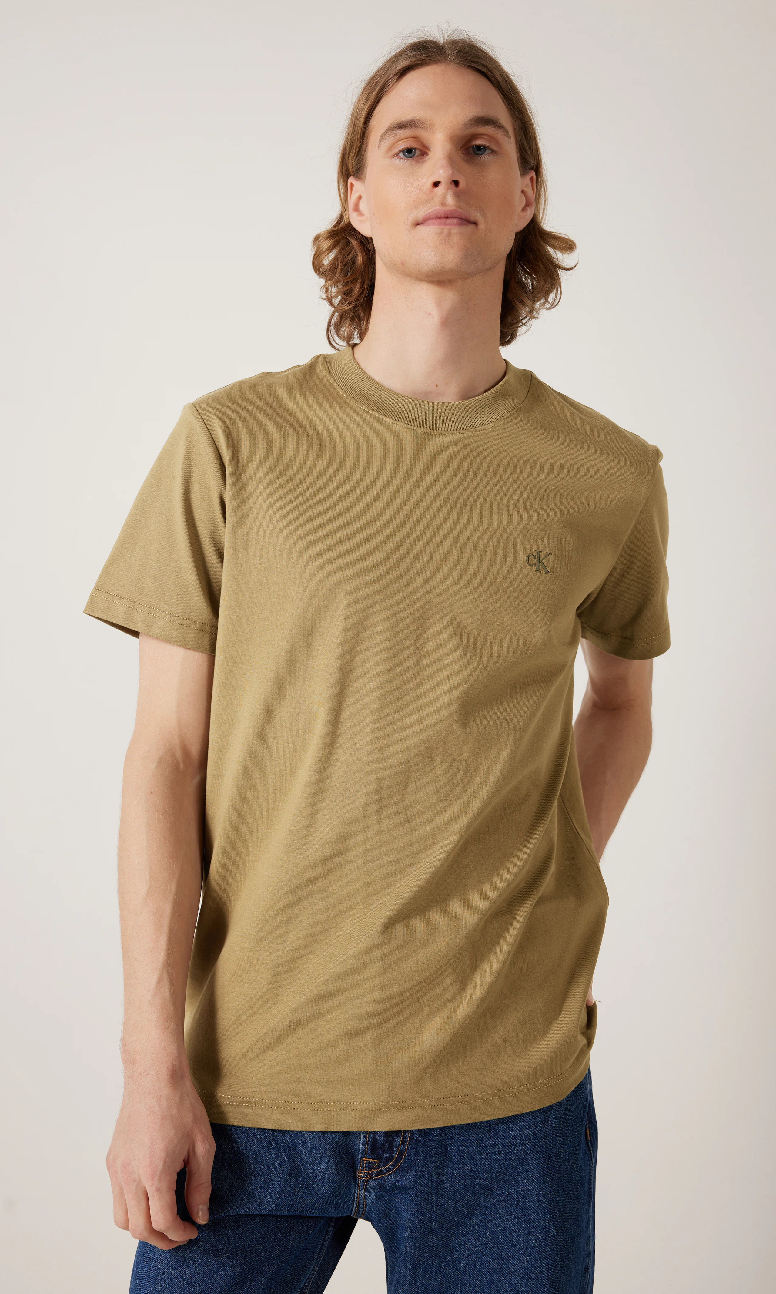Heavy Regular Brun T-shirt. Front. Model.