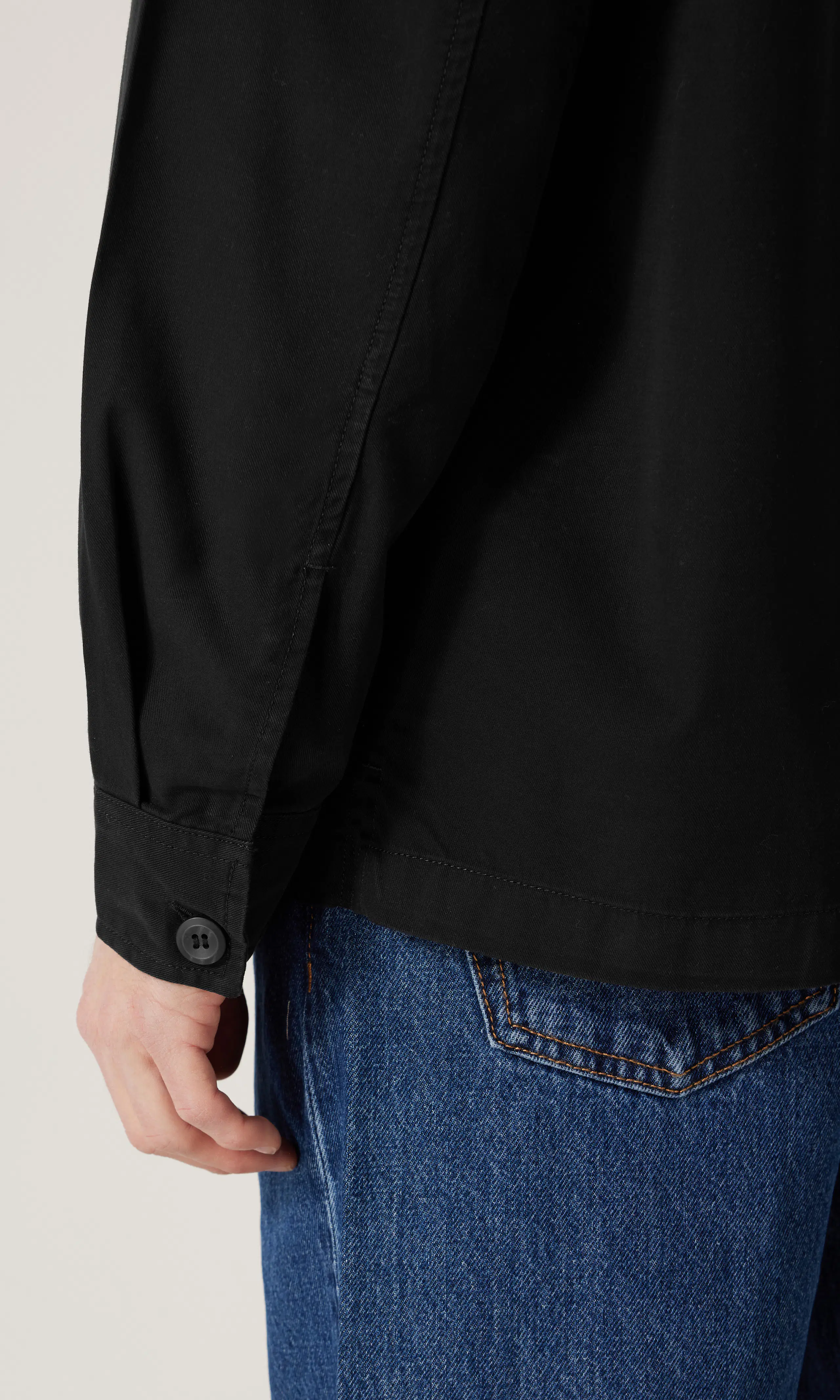 Clean Cotton Svart Overshirt. Detail 3. Model.