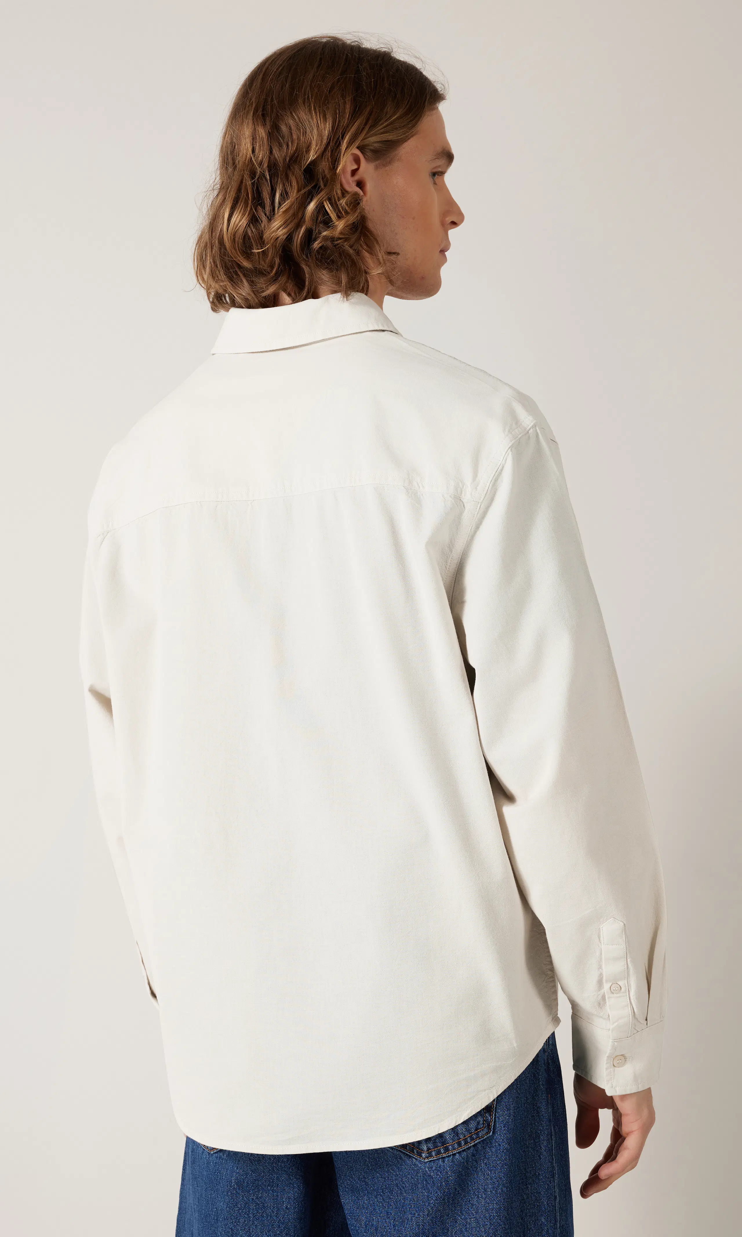 Chambray Vit Skjorta. Back. Model.