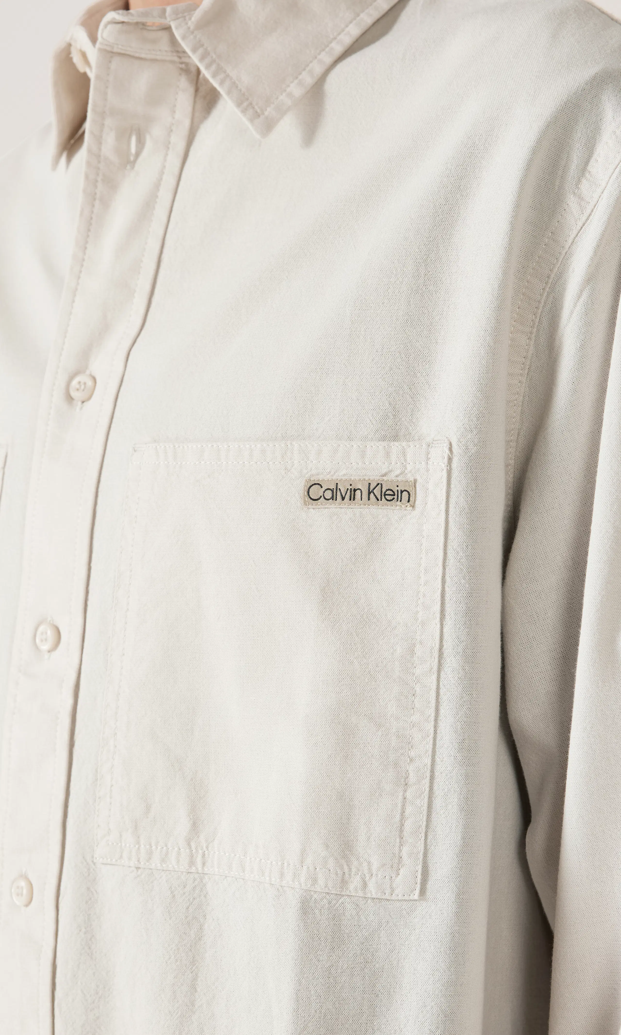 Chambray Vit Skjorta. Detail 1. Model.