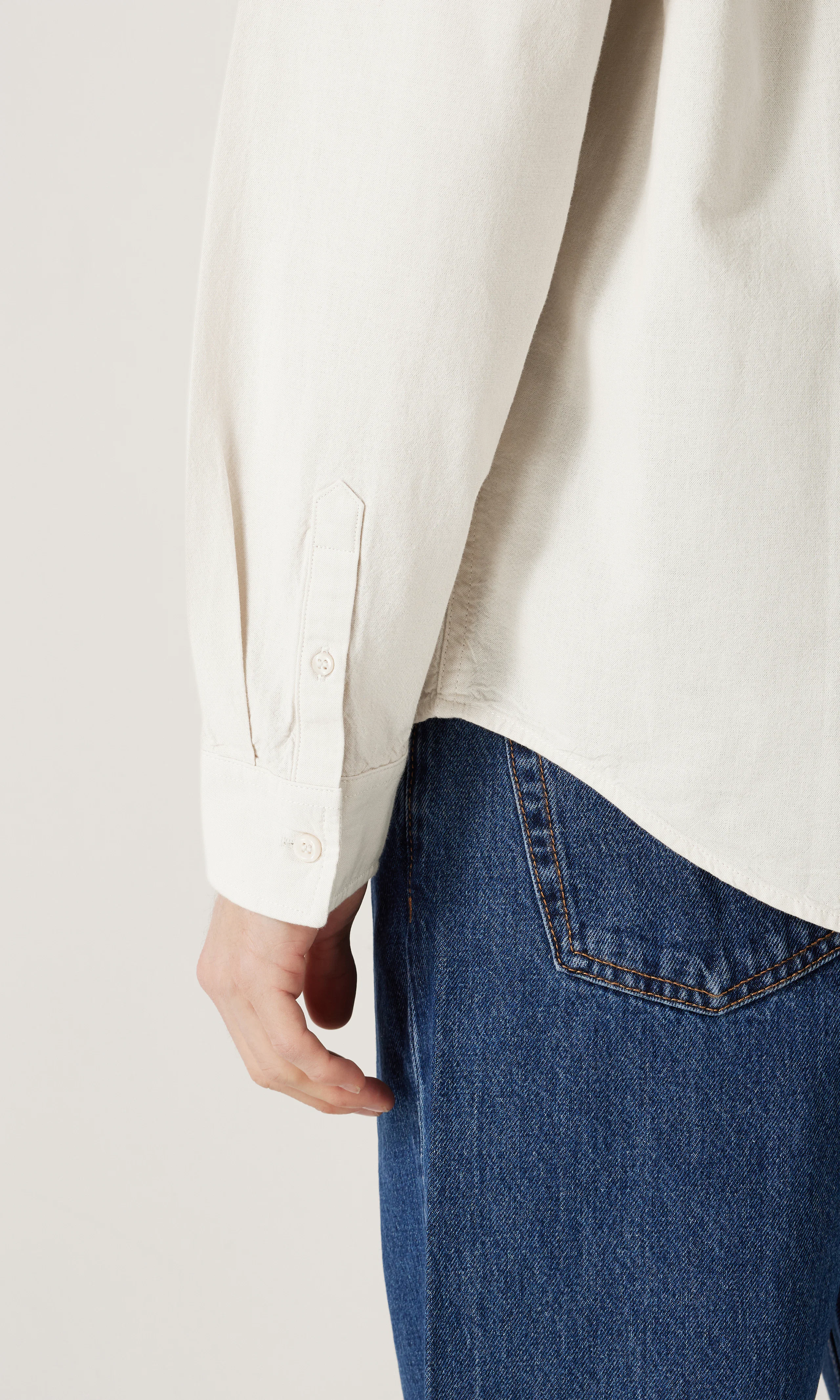 Chambray Vit Skjorta. Detail 2. Model.