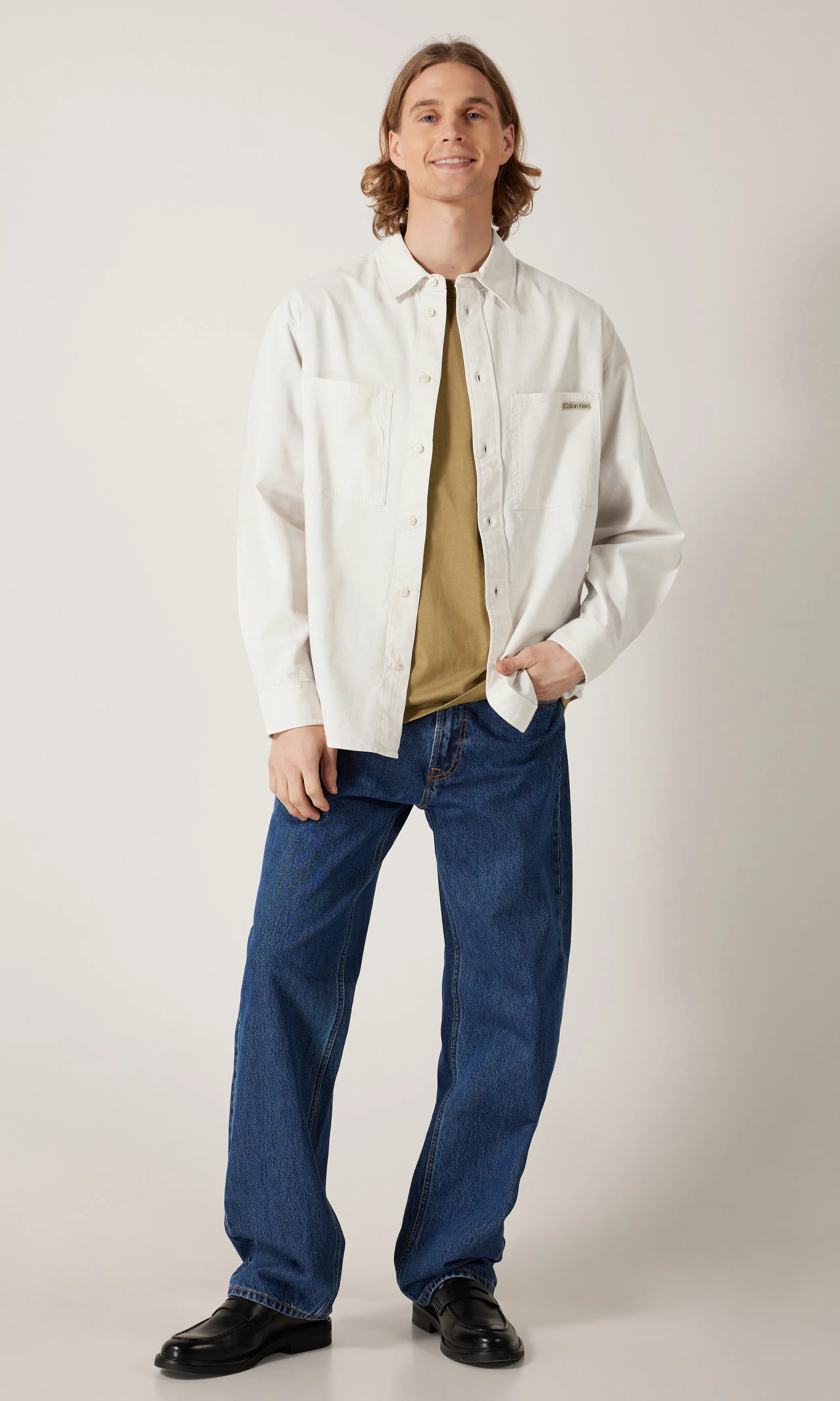 Chambray Vit Skjorta. Front 1. Model.