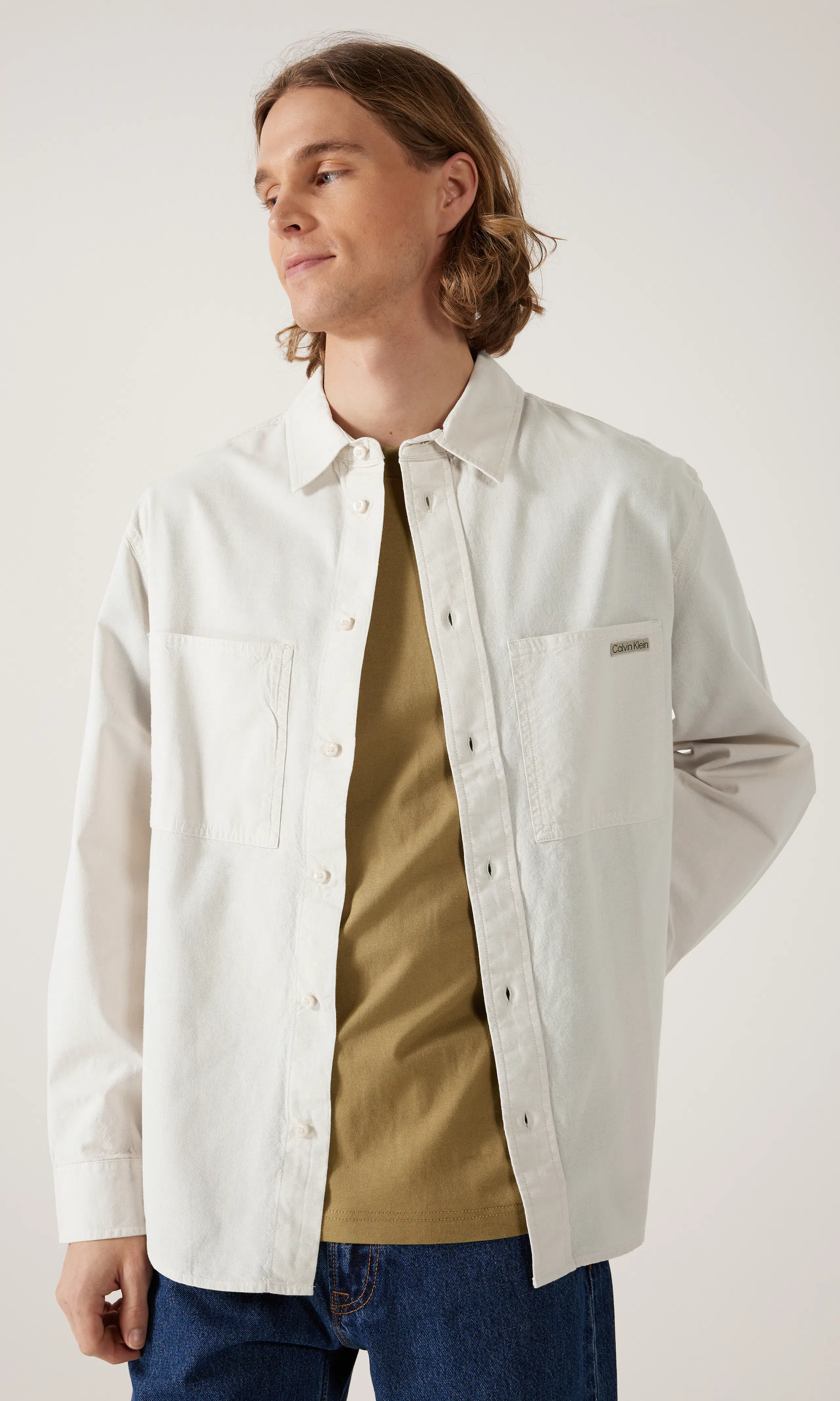 Chambray Vit Skjorta. Front. Model.