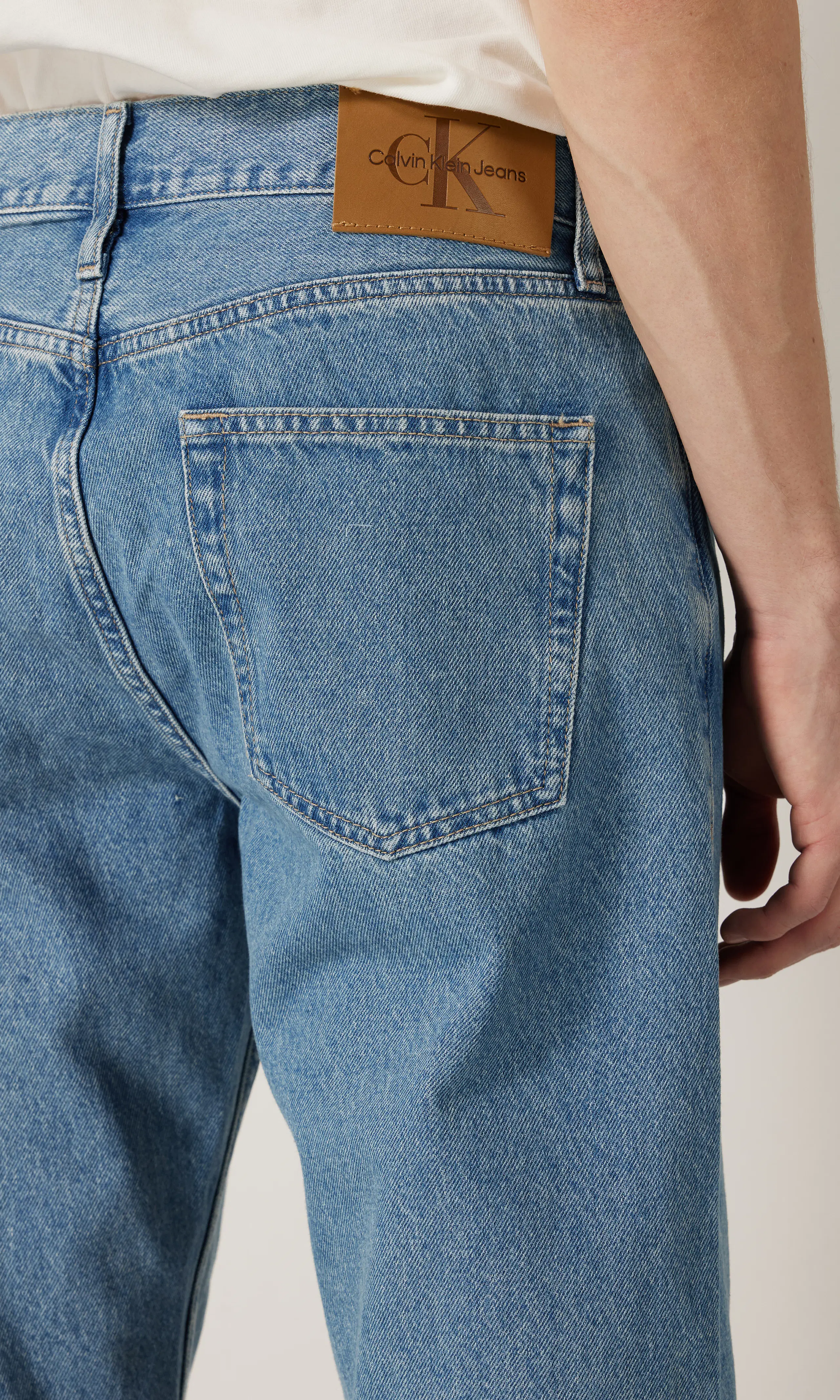 Standard Straight Medium Blå Jeans. Detail 1. Model.