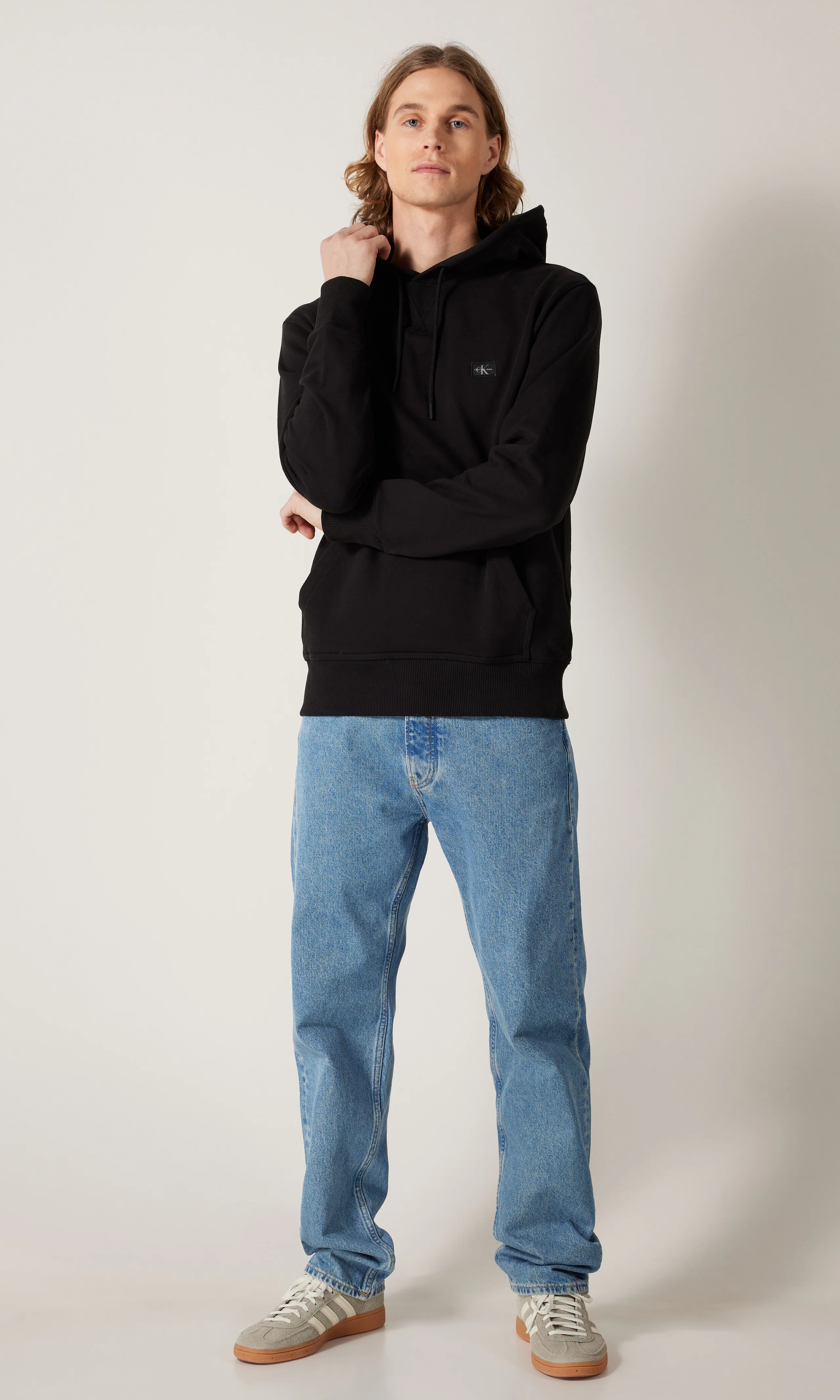Standard Straight Medium Blå Jeans. Front 2. Model.