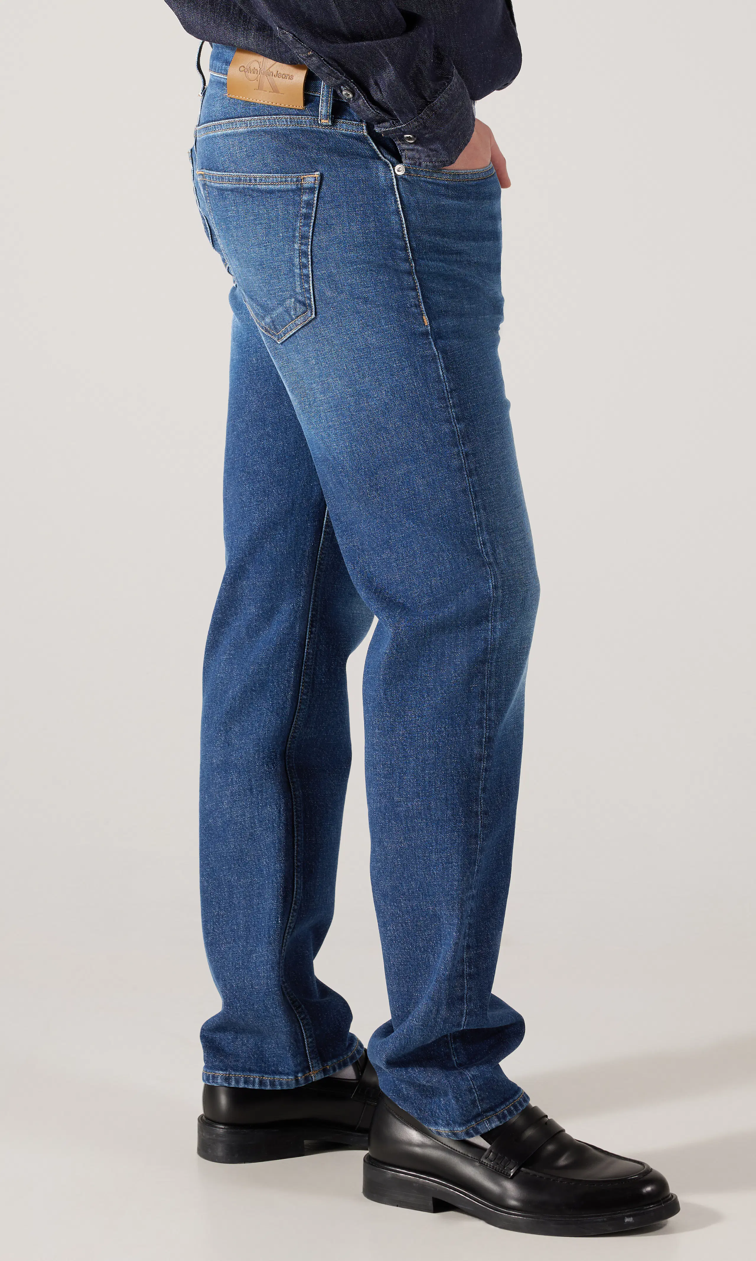 Standard Straight Blå Jeans. Front 2. Model.