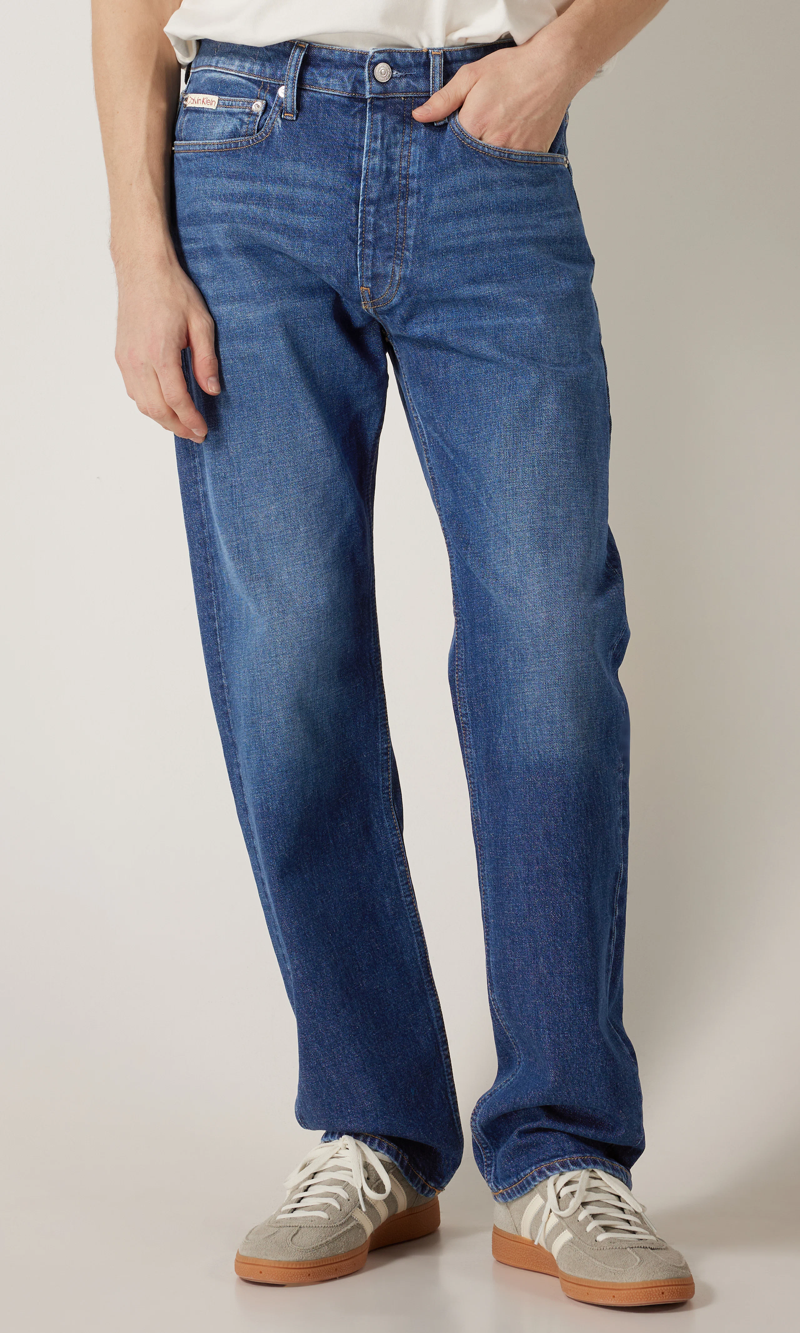 Standard Straight Blå Jeans. Front. Model.