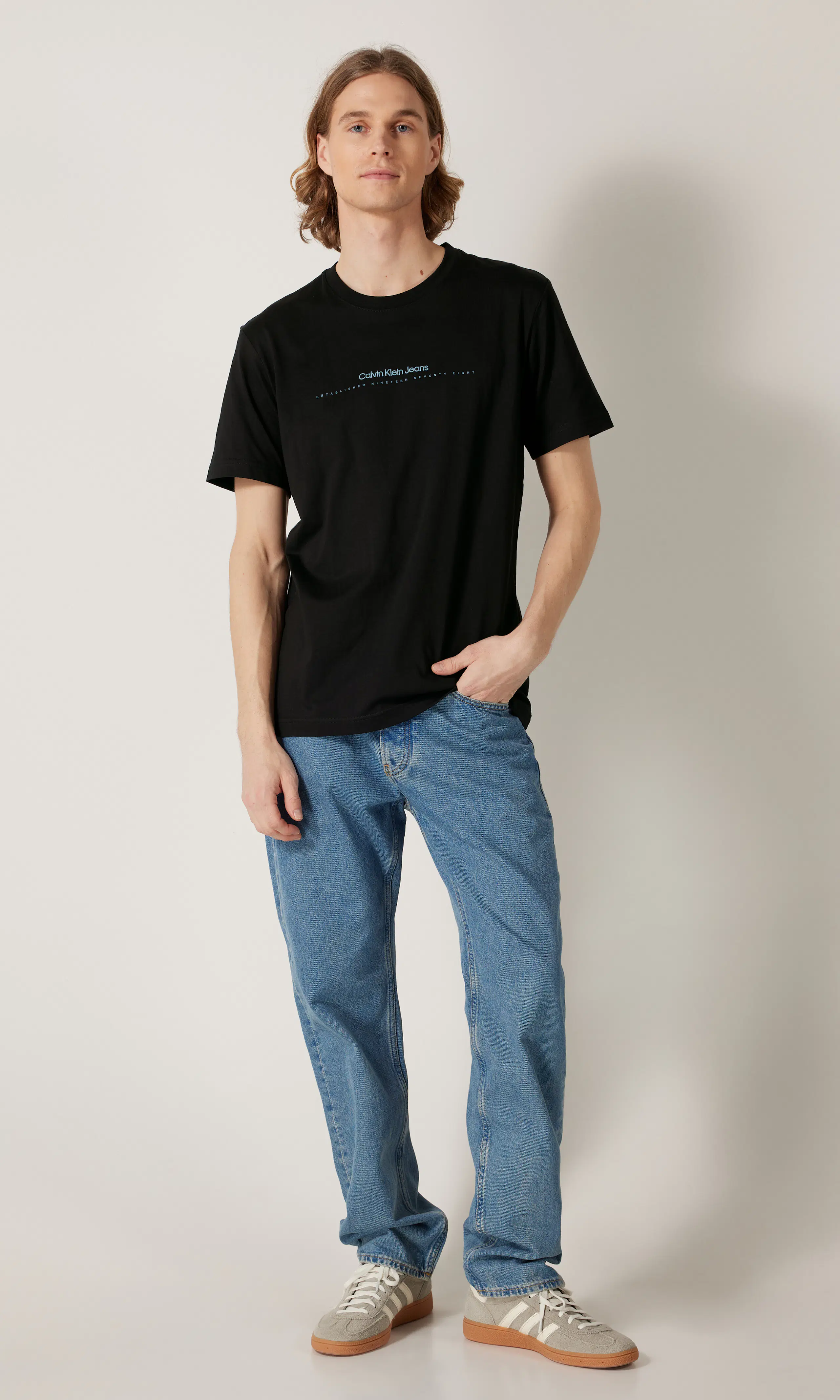 Minimal Logo Musta T-Paita. Front 1. Model.
