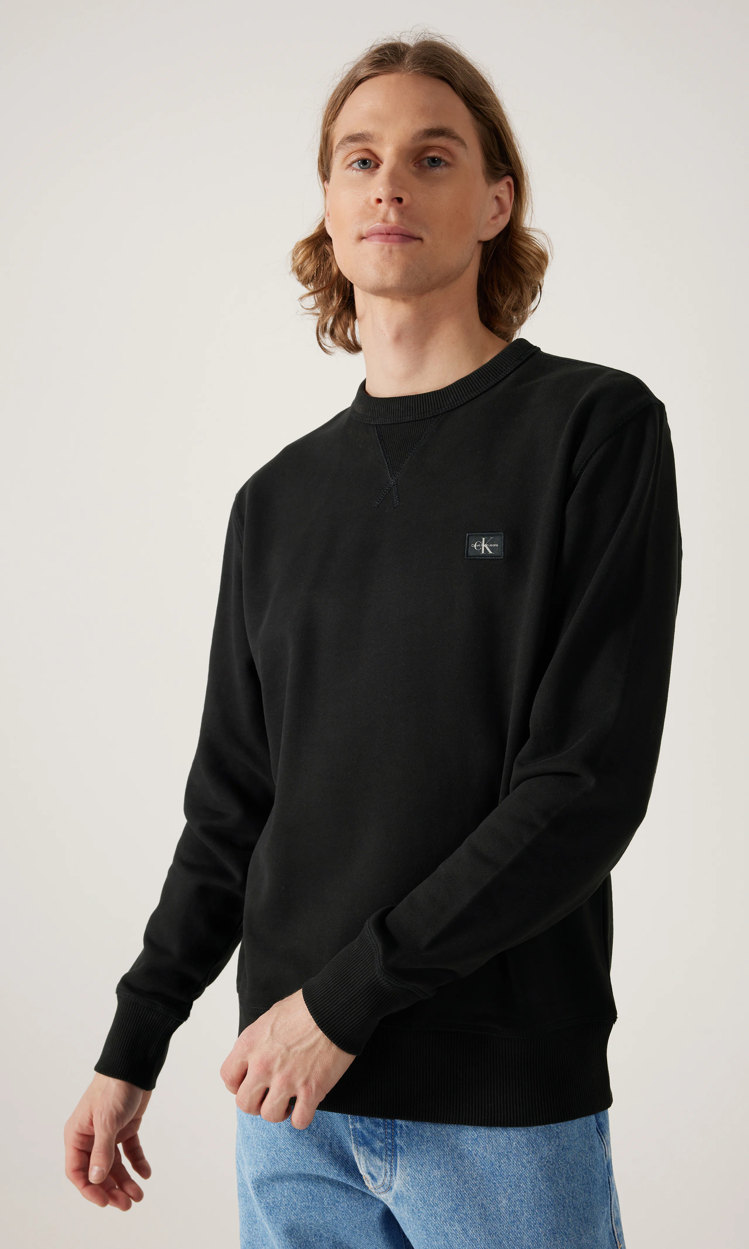 Woven Label Musta College. Front. Model.