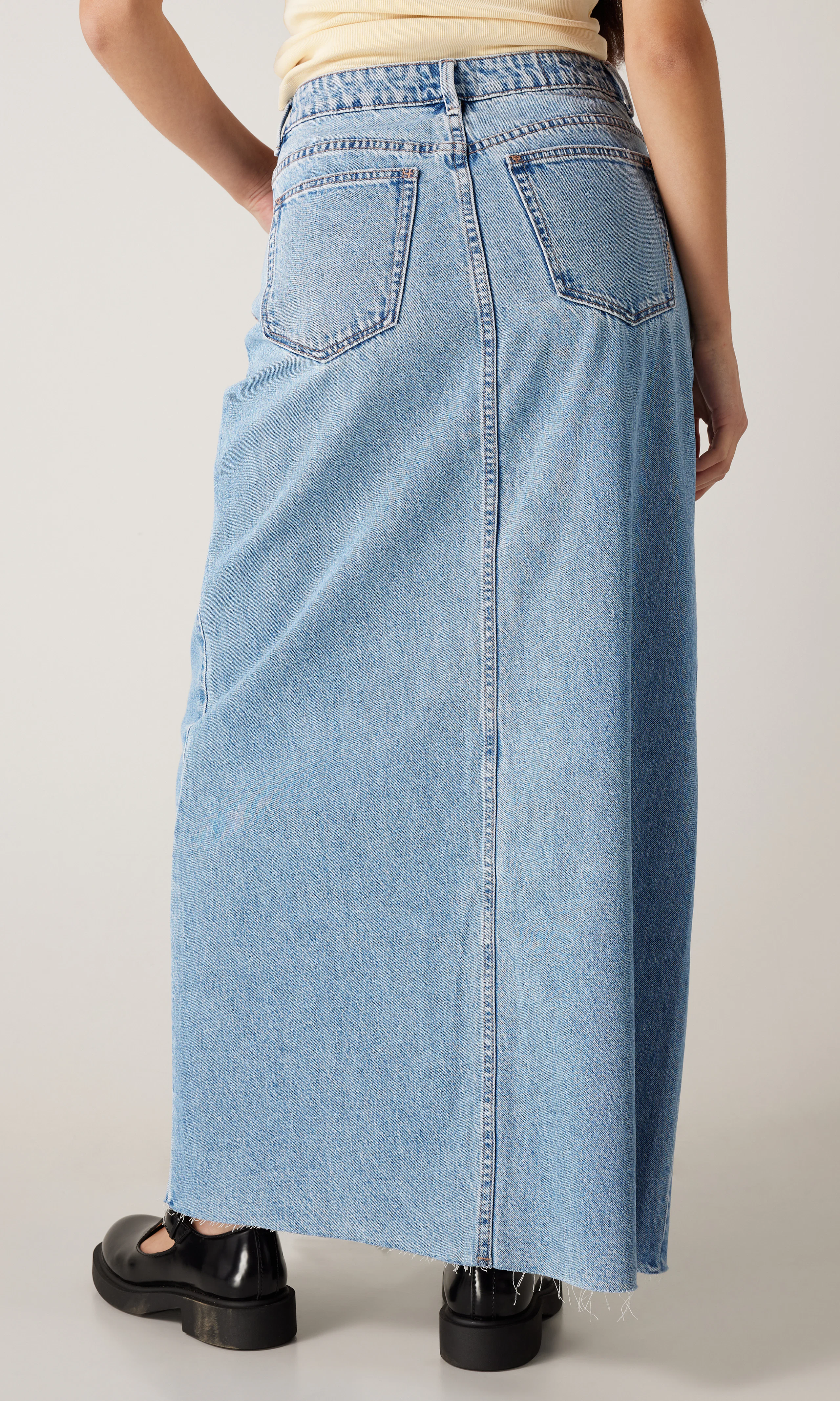 Darcy Lys Blå Denim Skjørt. Back. Model.
