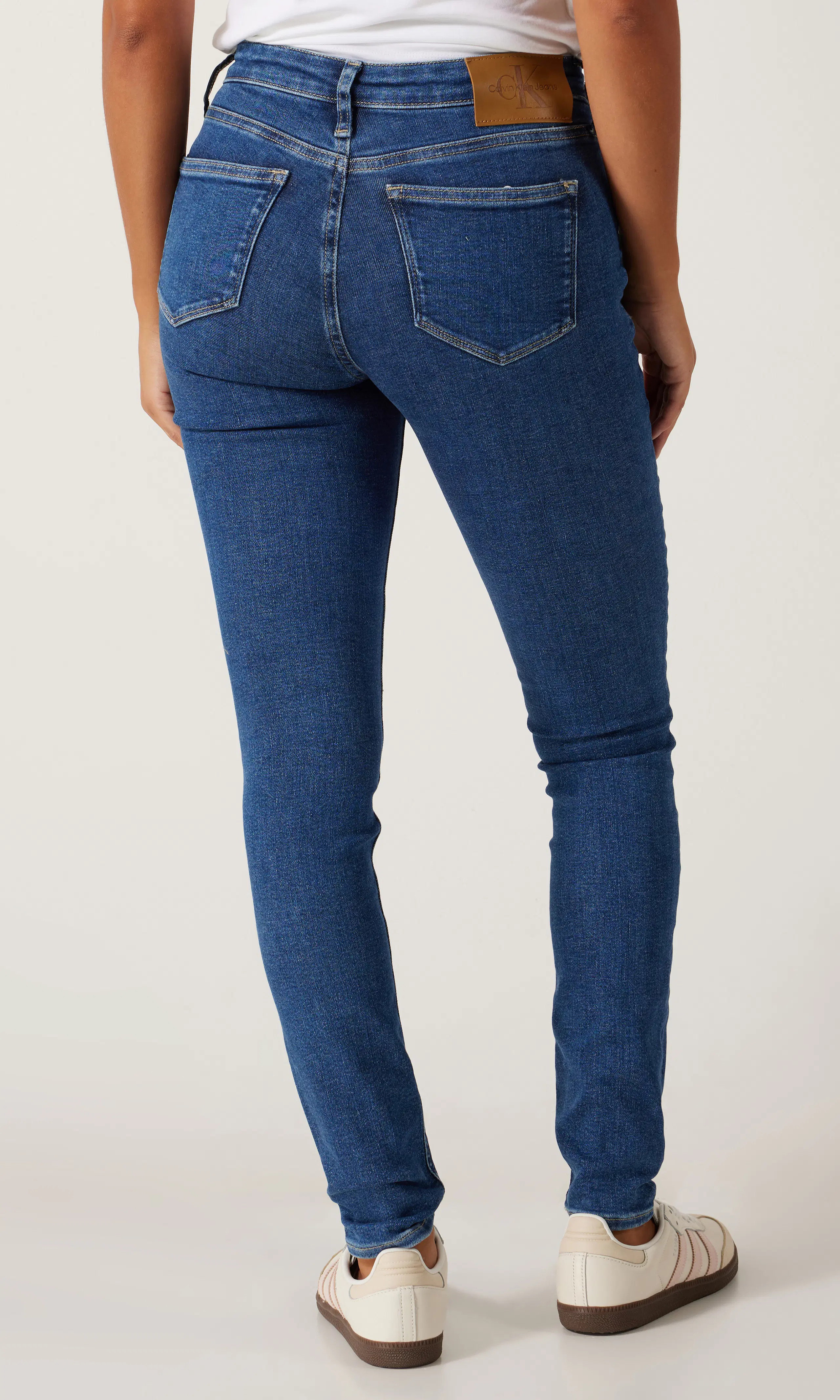 Mid Rise Skinny Medium Blå Jeans. Back. Model.